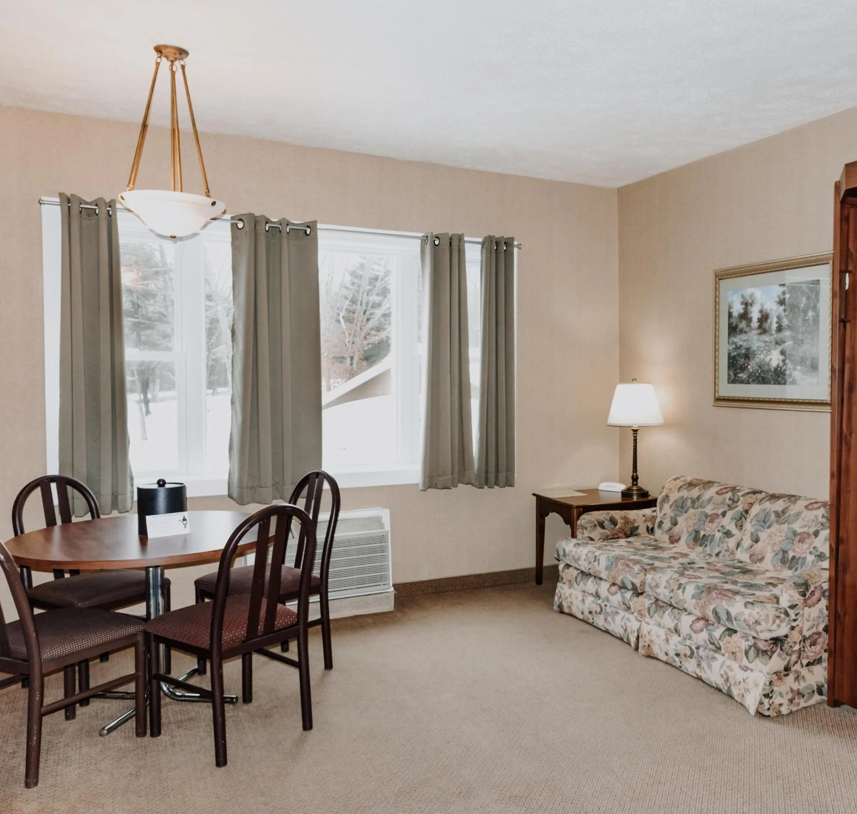 Living room, Bed in Carriage House Country Club