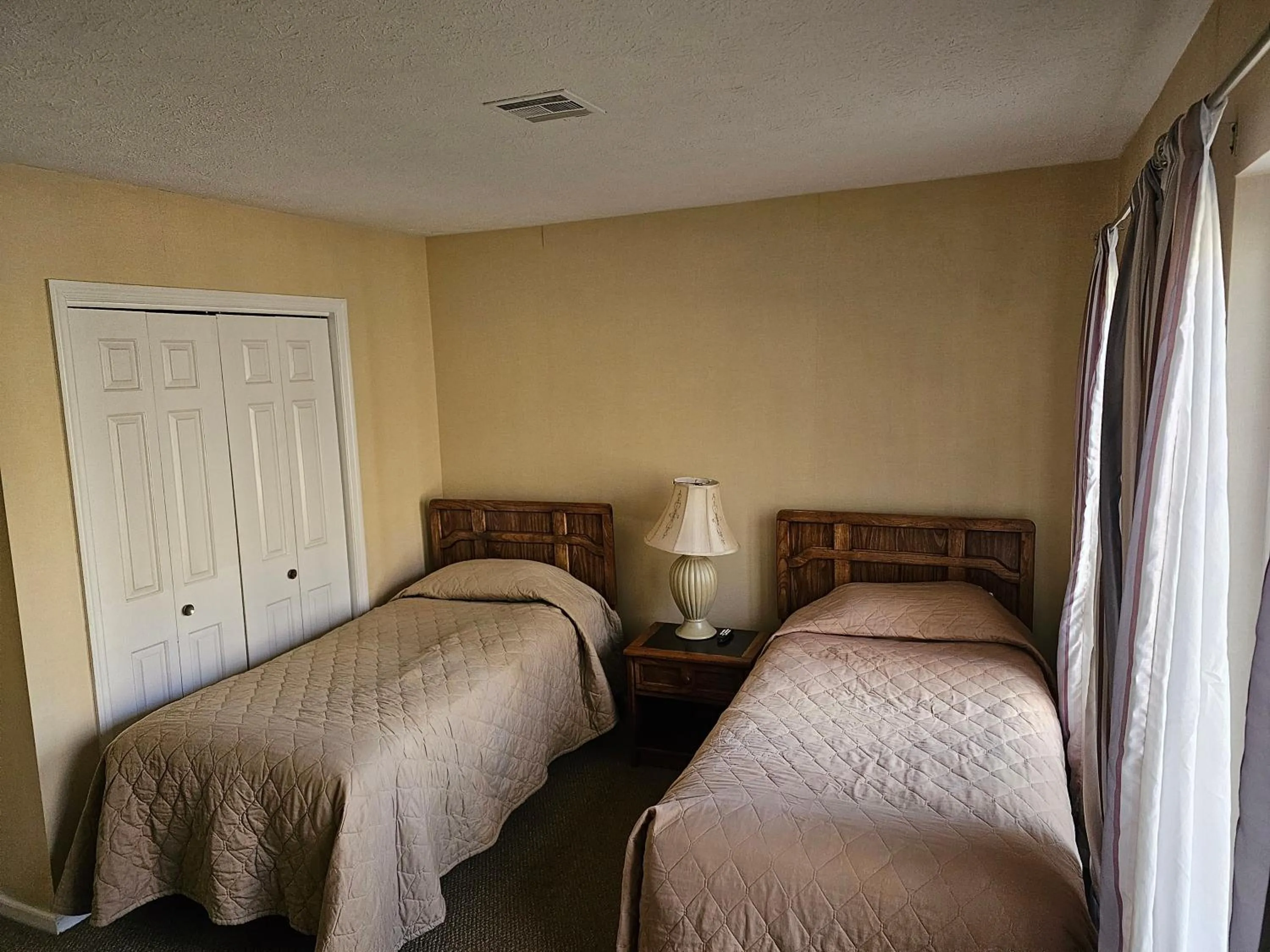 Bedroom, Bed in Lakeview Golf Resort