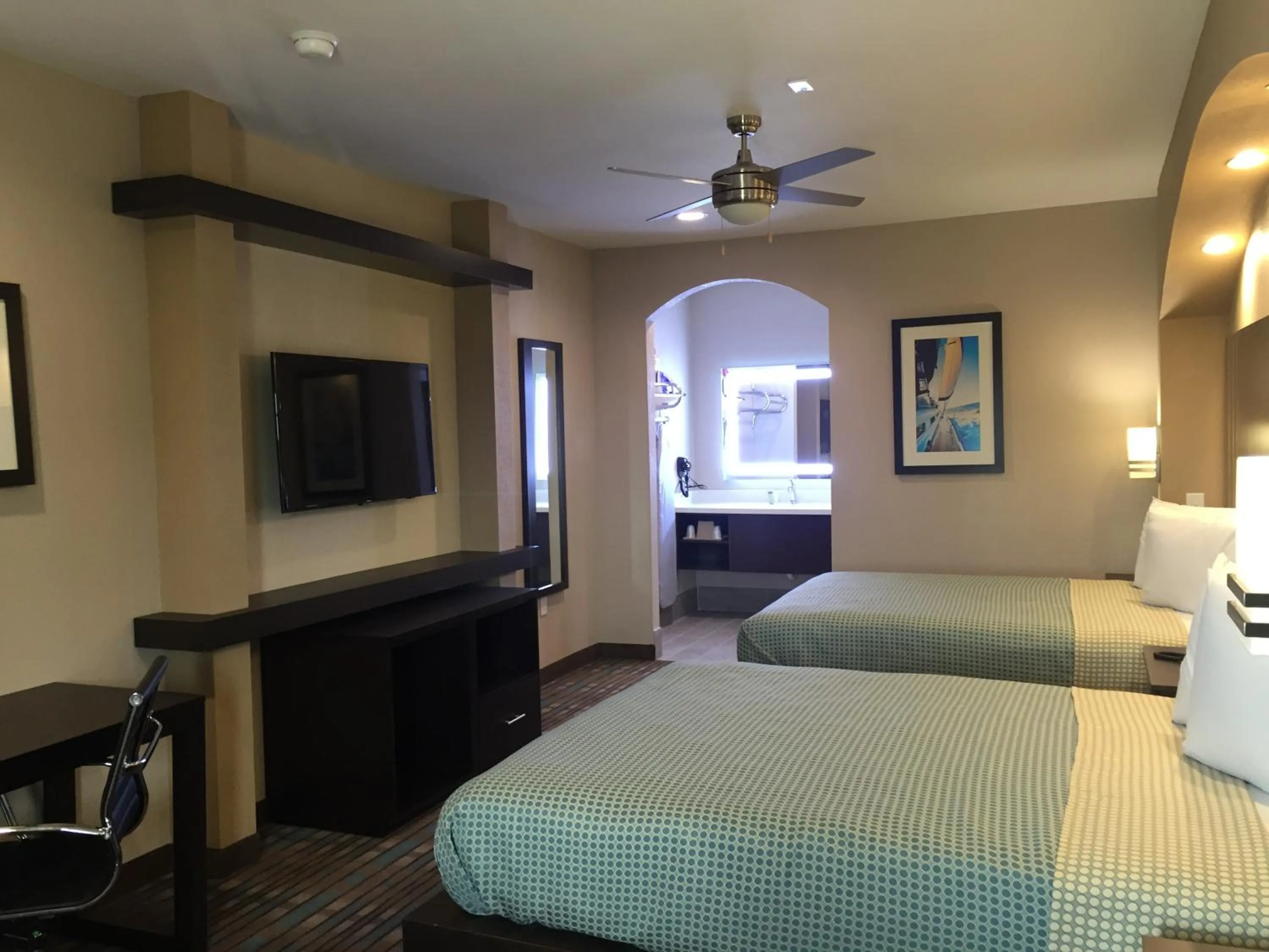 Bed in Econo Lodge Inn & Suites Houston NW-Cy-Fair