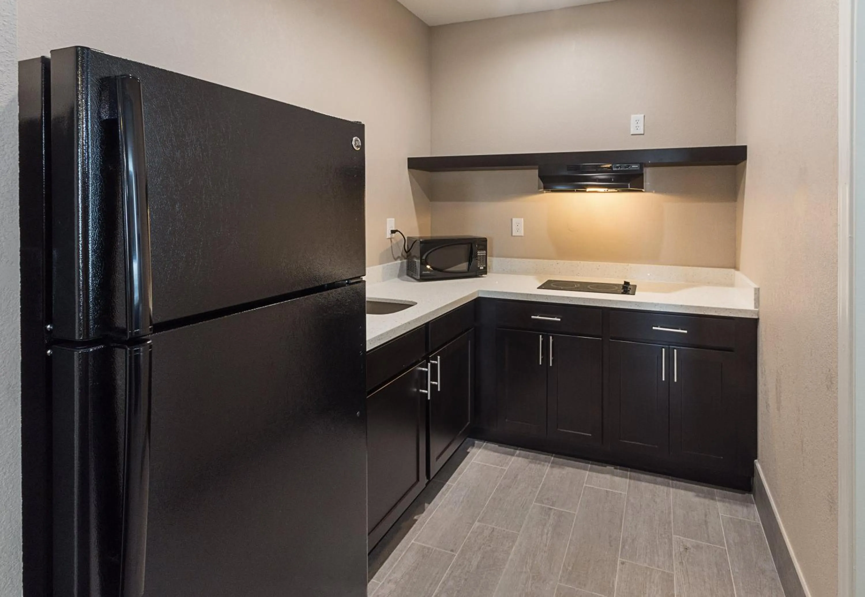 Kitchen or kitchenette in Econo Lodge Inn & Suites Houston NW-Cy-Fair