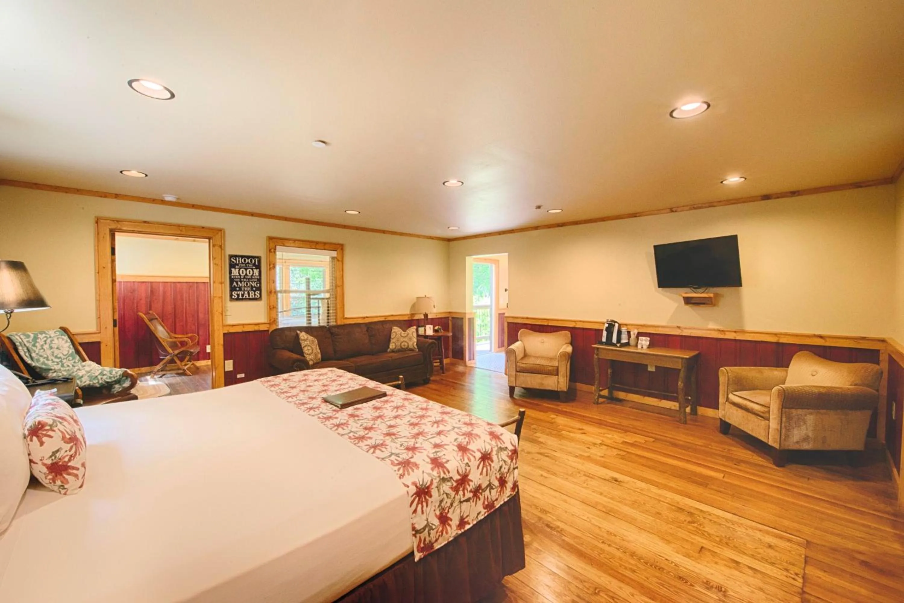 Bed in Historic Tapoco Lodge Resort