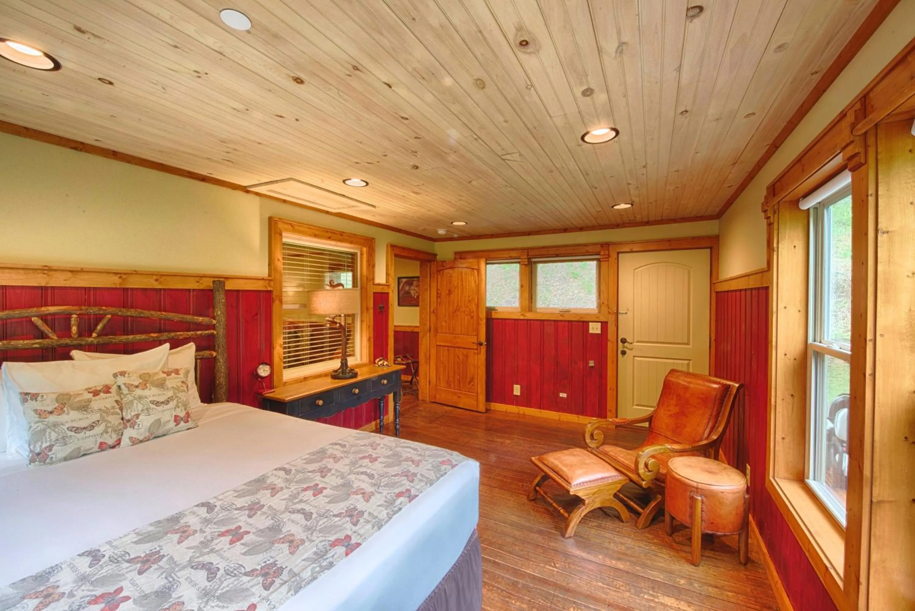 Bed in Historic Tapoco Lodge Resort