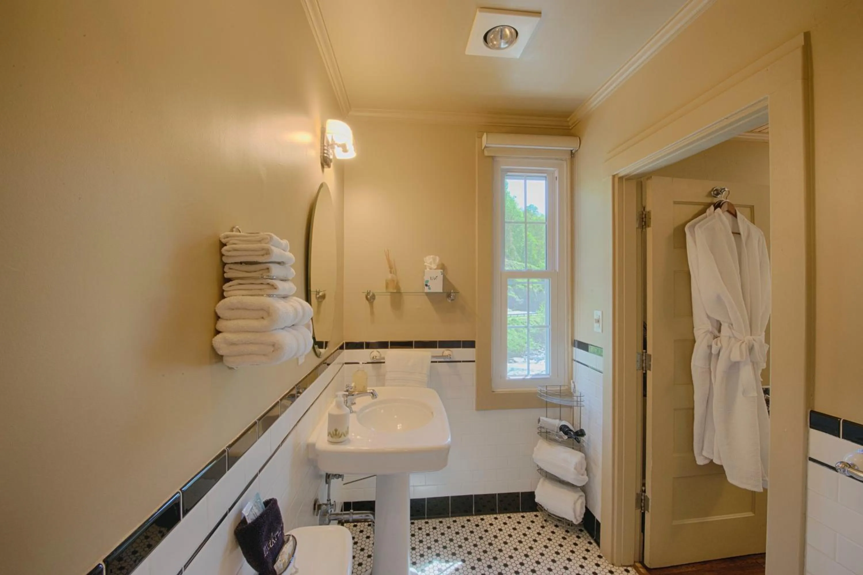 Shower in Historic Tapoco Lodge Resort