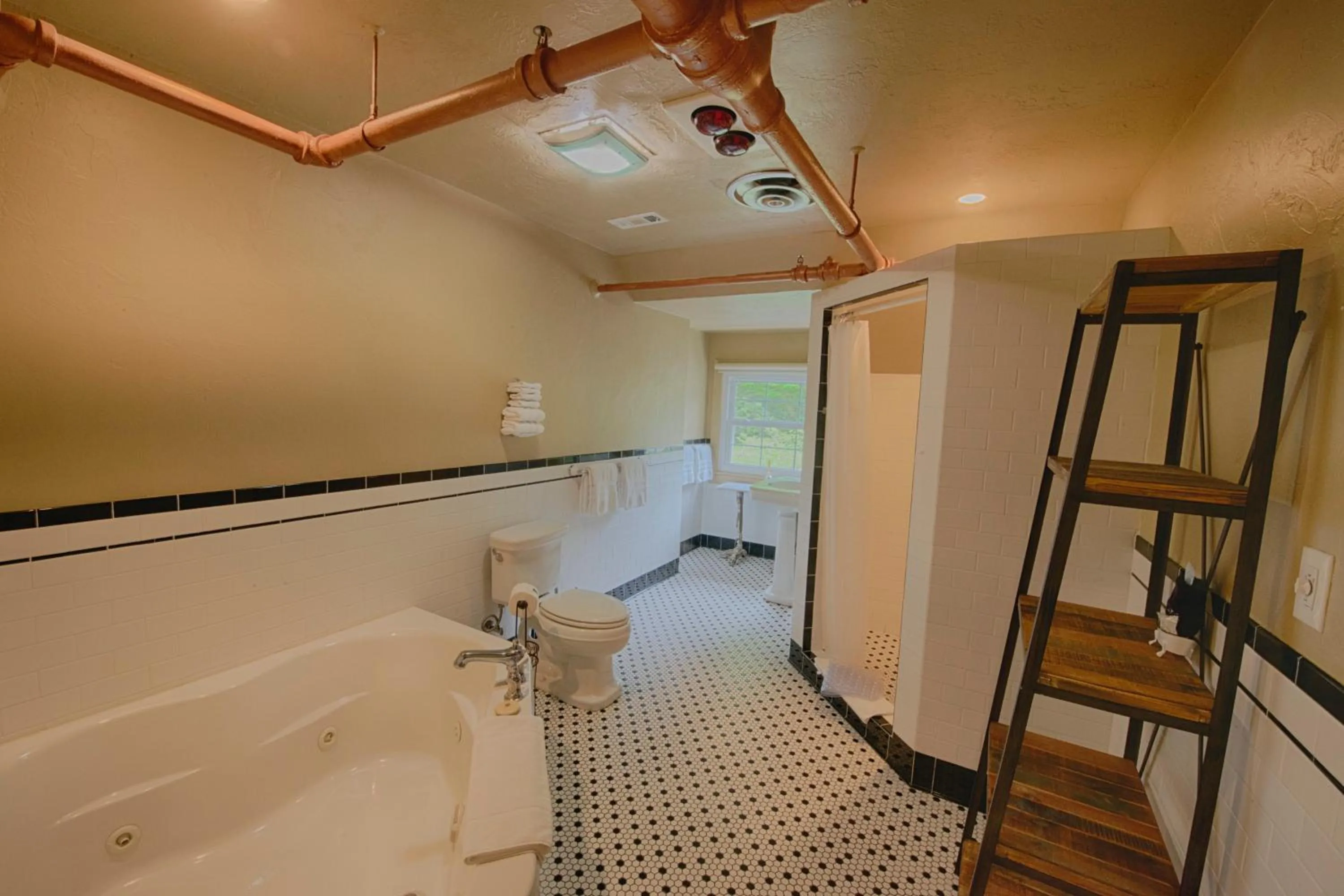 Shower in Historic Tapoco Lodge Resort