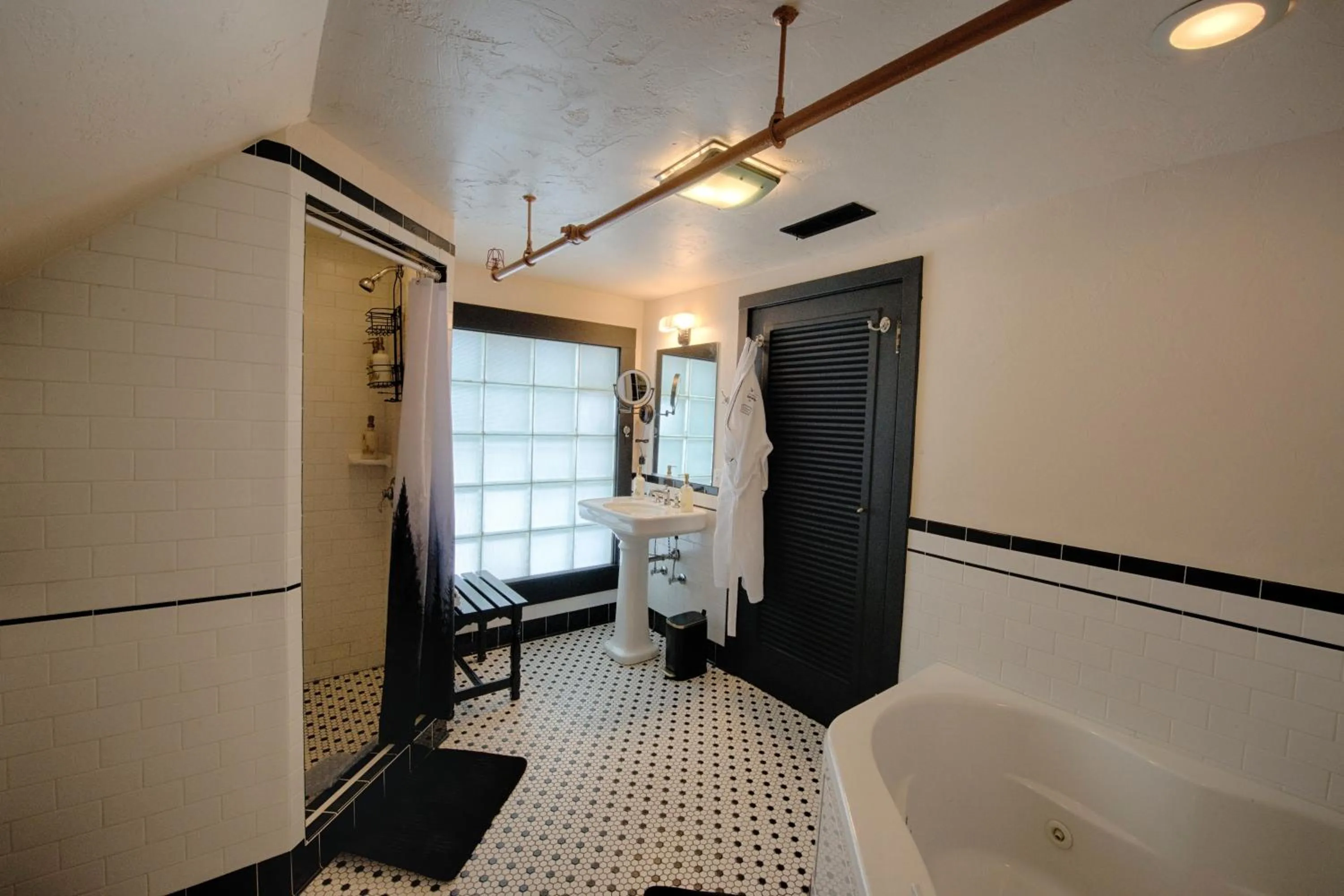 Shower in Historic Tapoco Lodge Resort