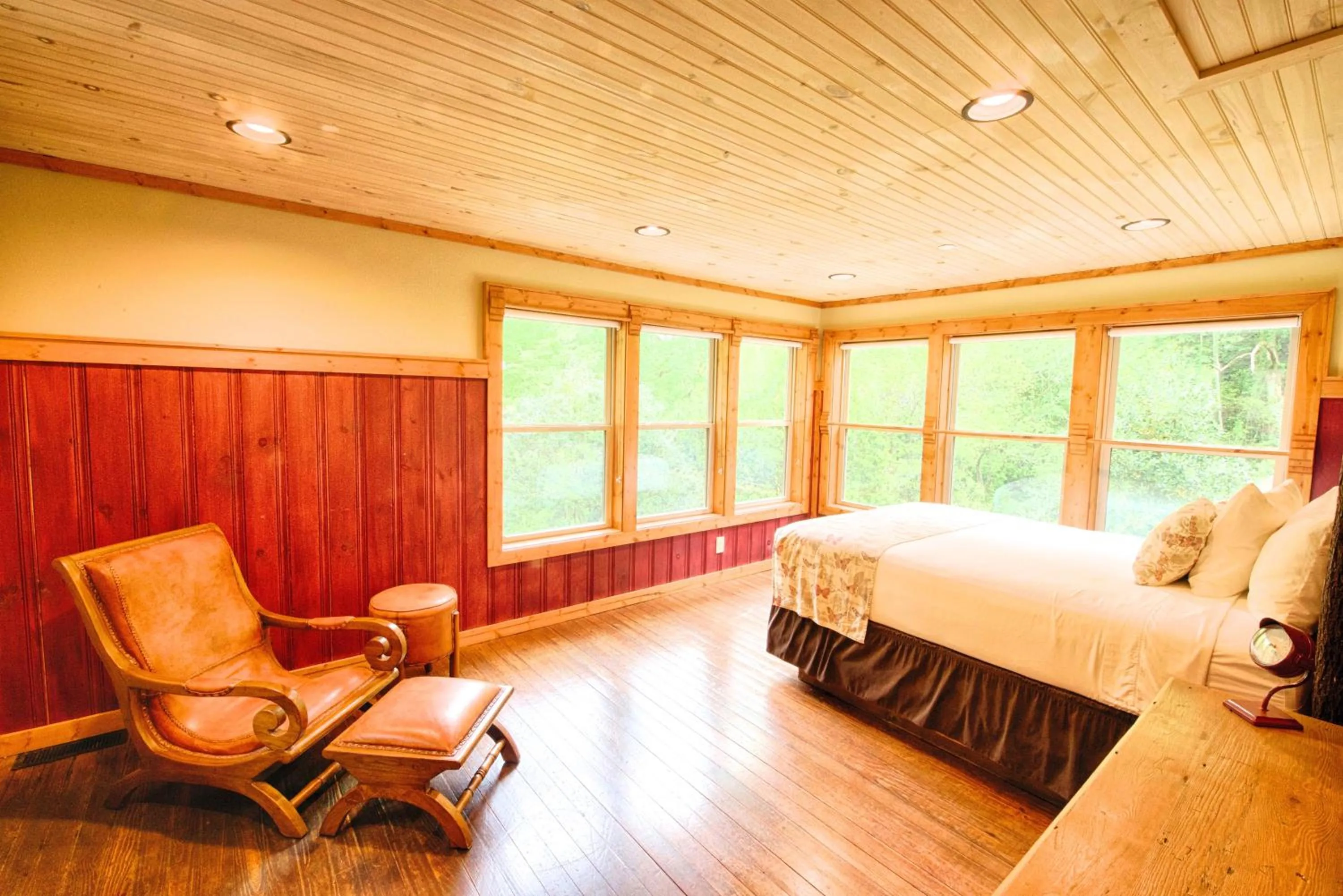 Bed in Historic Tapoco Lodge Resort