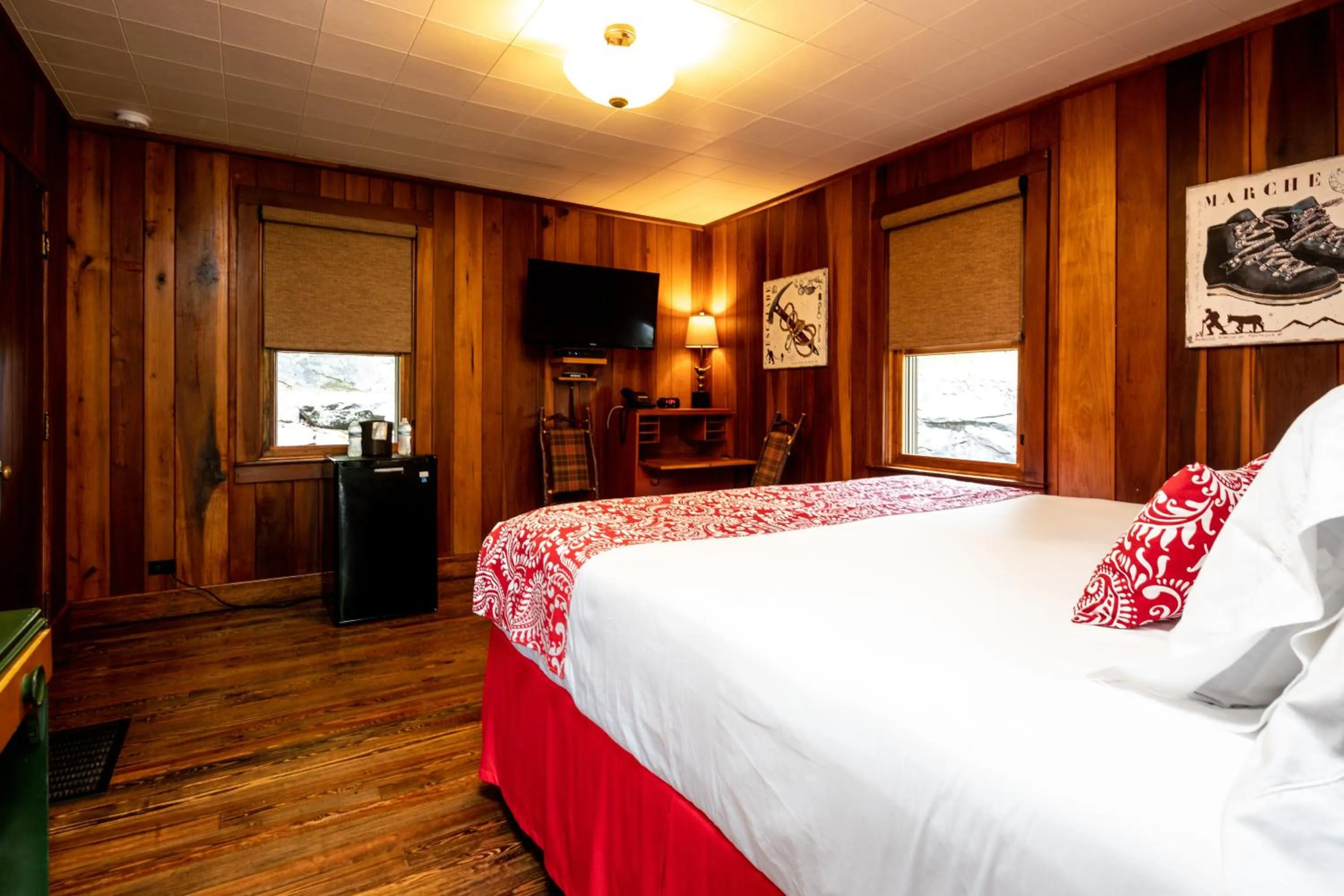 Bedroom, Bed in Historic Tapoco Lodge Resort