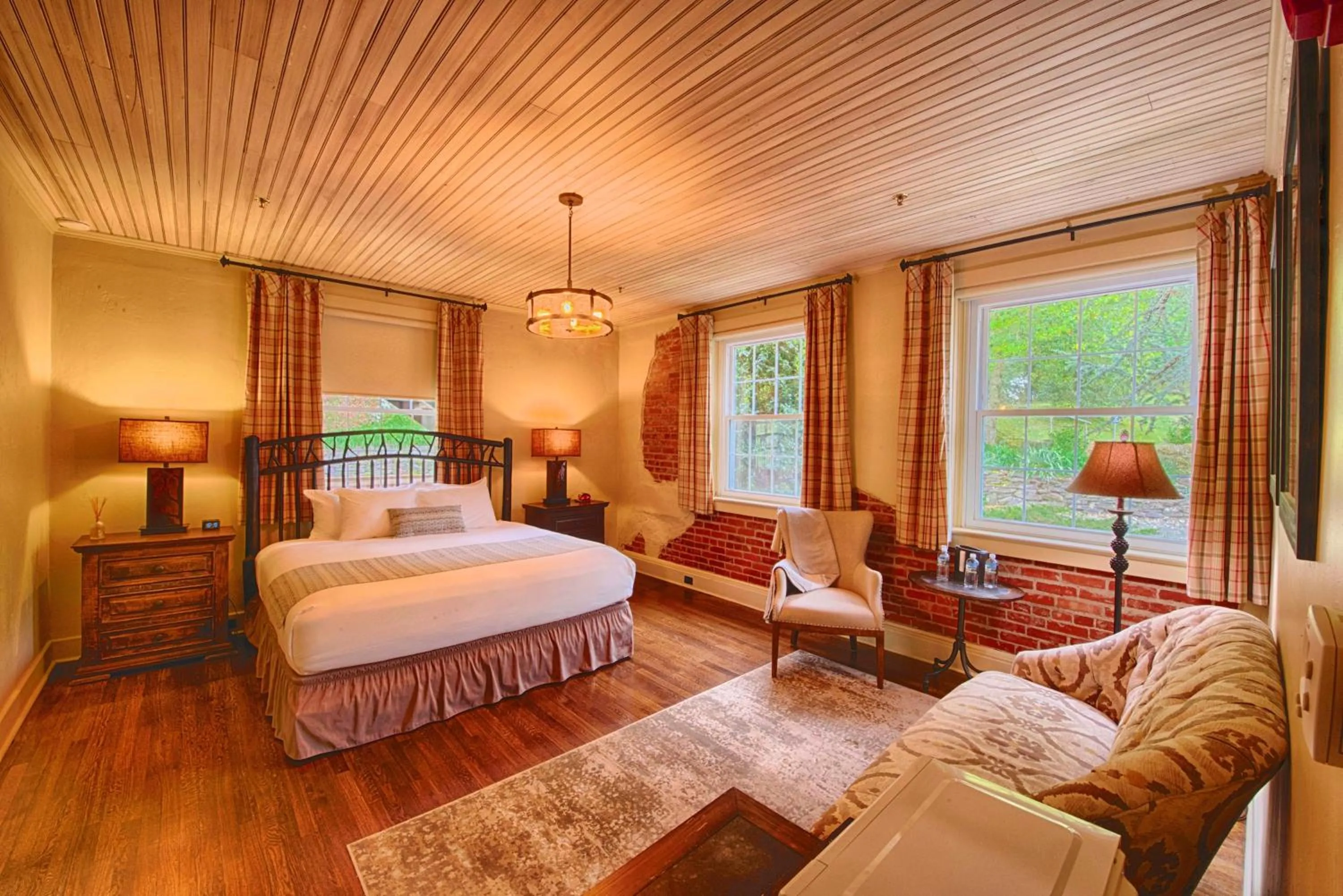 Bedroom, Bed in Historic Tapoco Lodge Resort