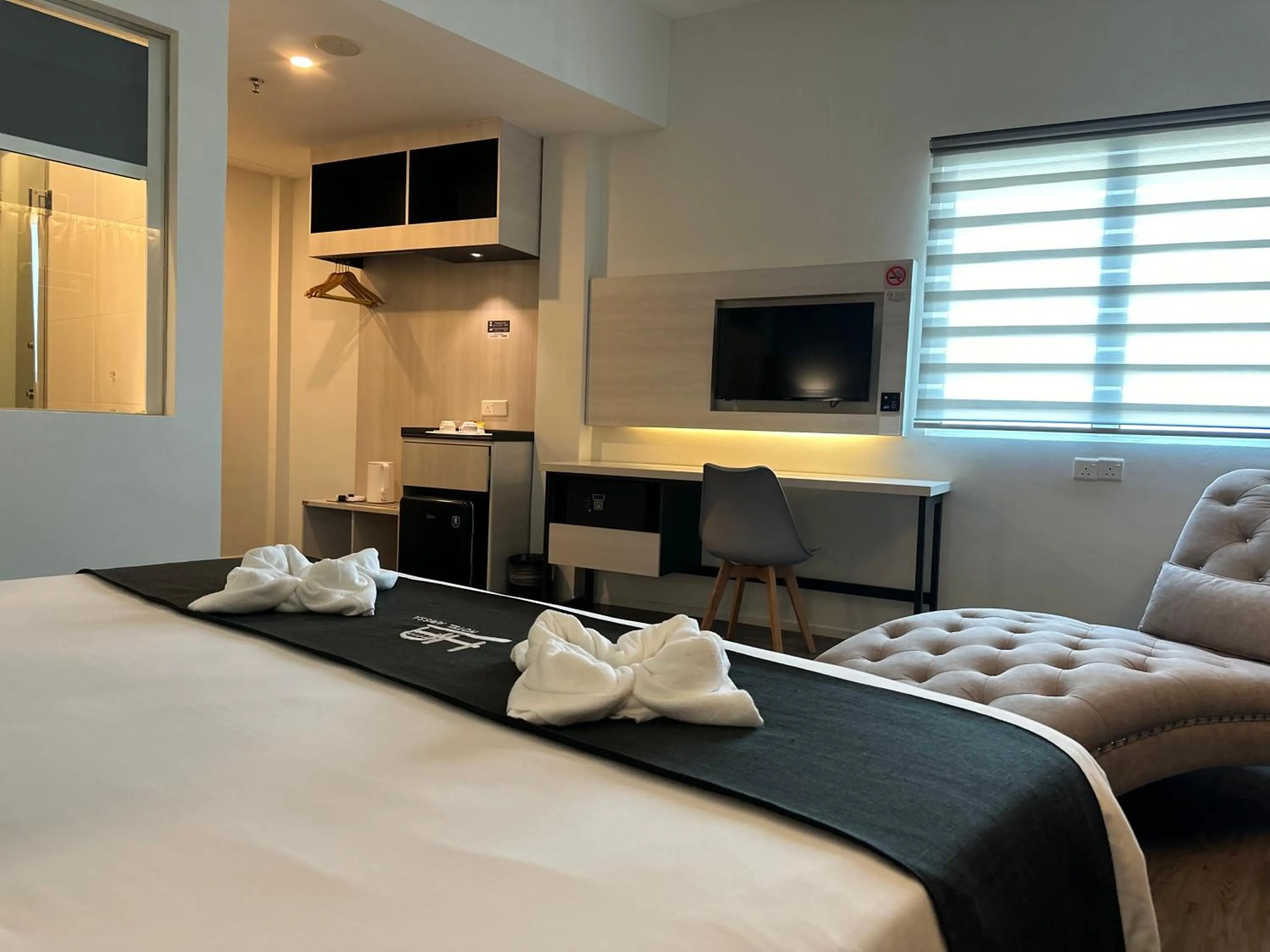 Living room, Bed in Hotel Arissa