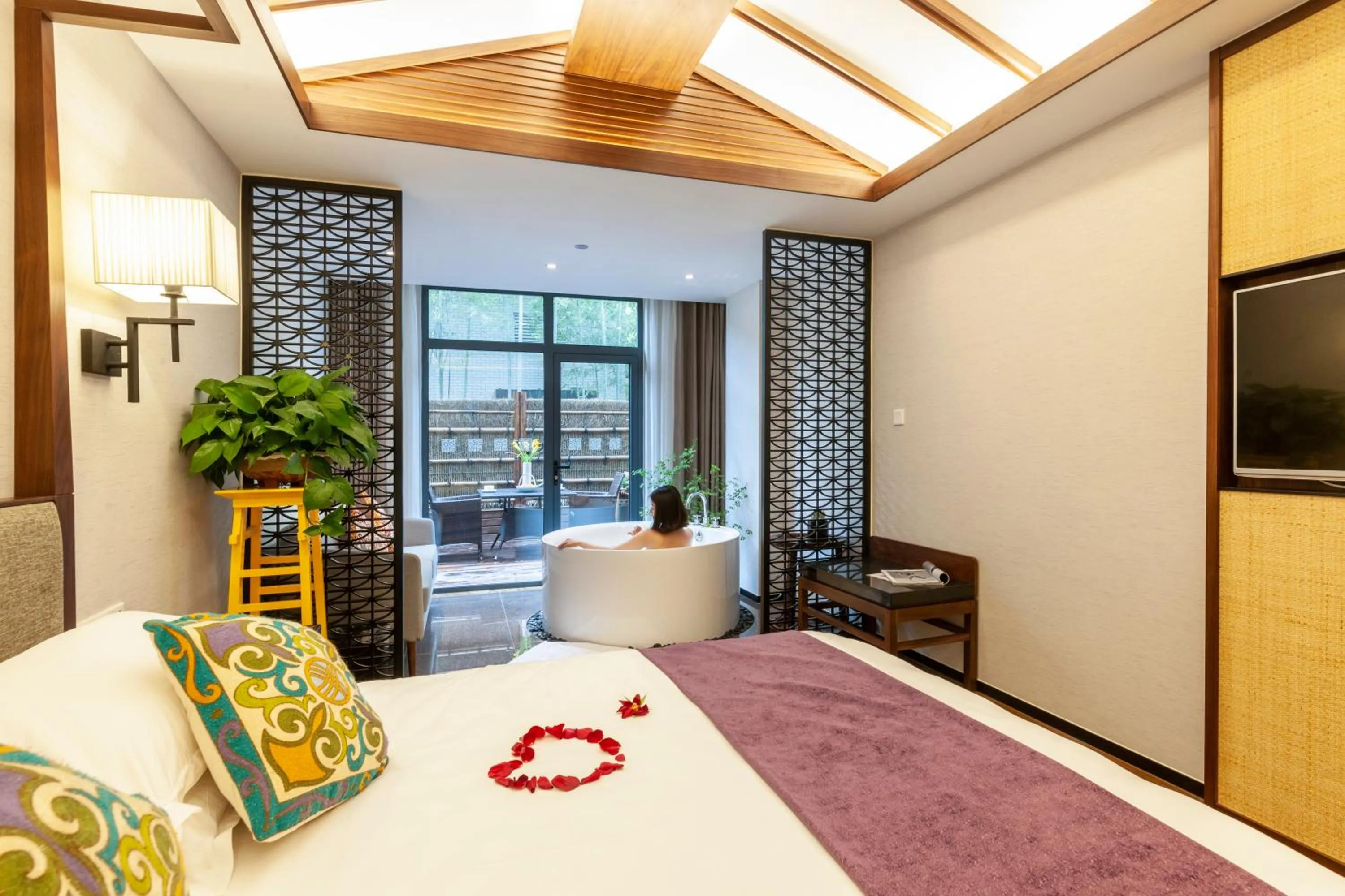 Photo of the whole room, Bed in SSAW Boutique Shanghai South Xuhui RiYueGuang