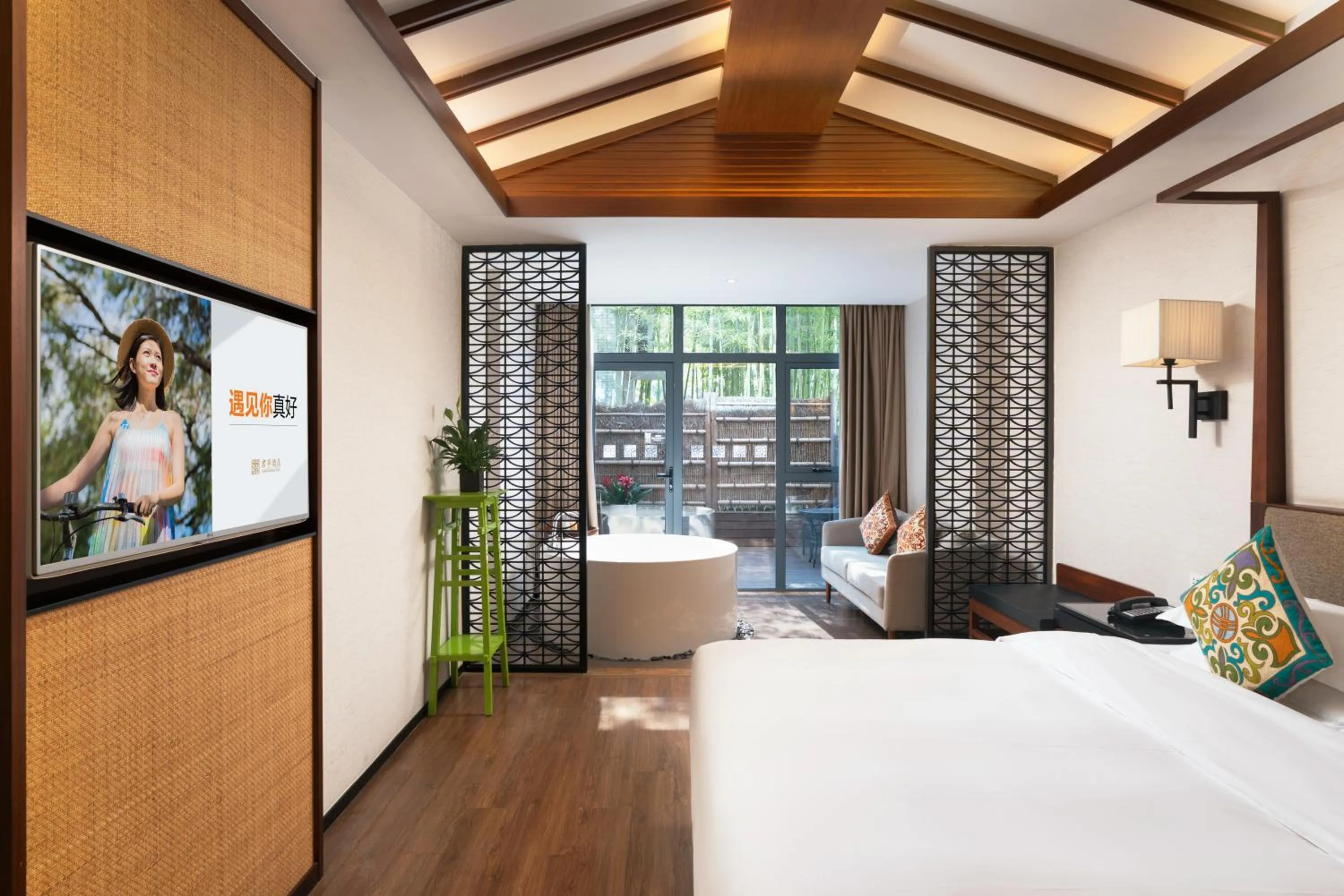 Bath, Bed in SSAW Boutique Shanghai South Xuhui RiYueGuang