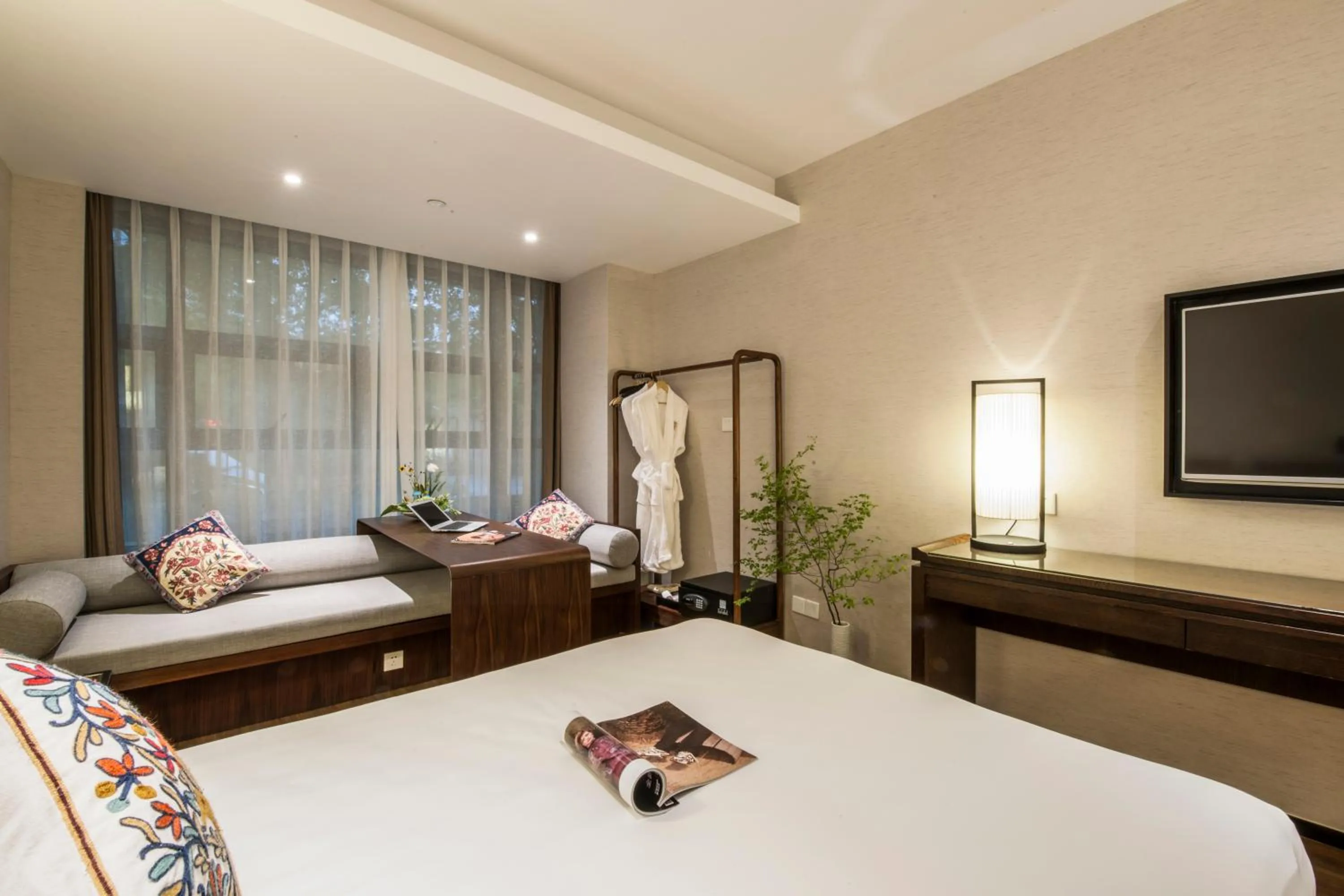 Photo of the whole room, Bed in SSAW Boutique Shanghai South Xuhui RiYueGuang