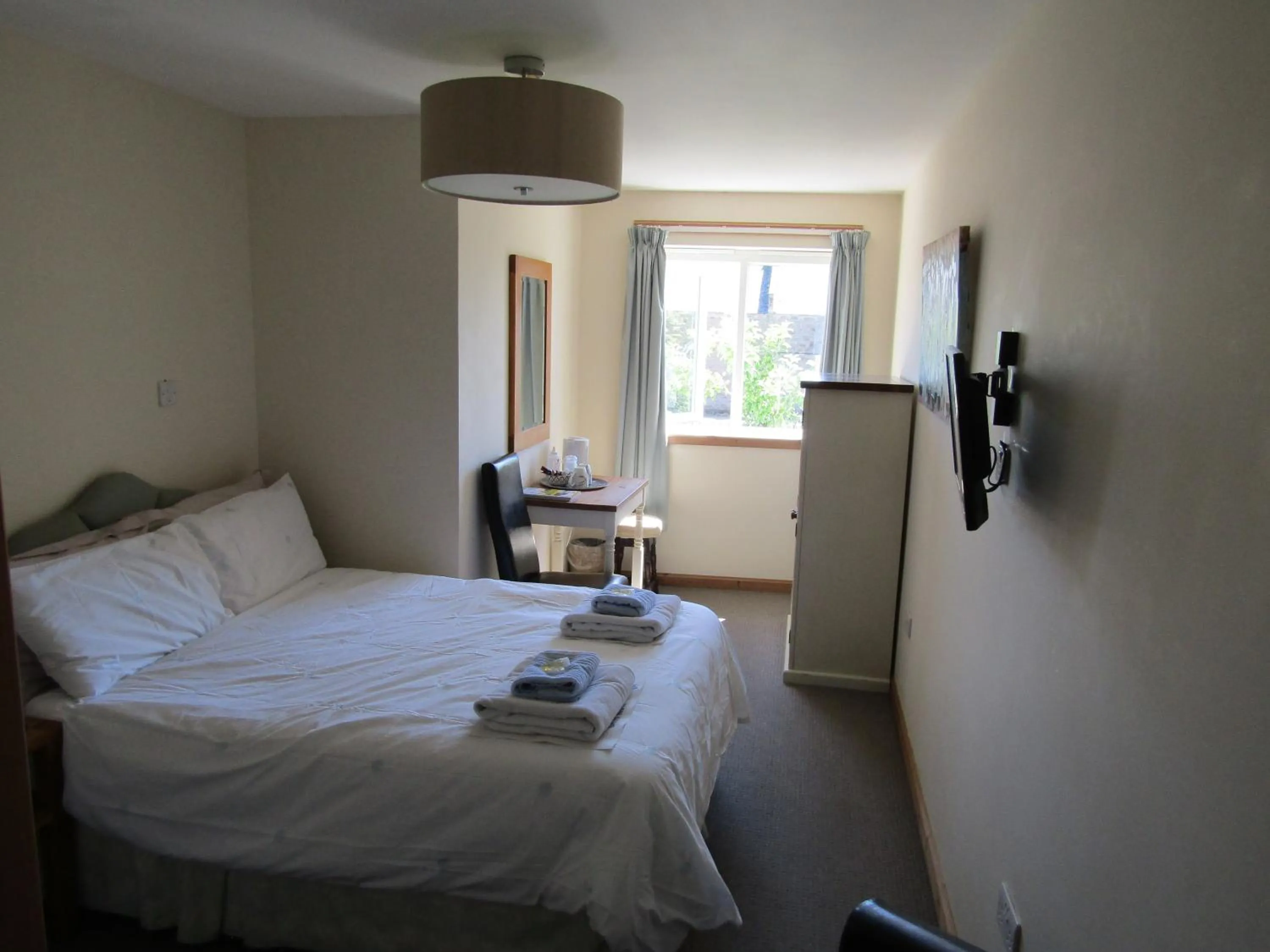 Bedroom, Bed in The Crown Hotel