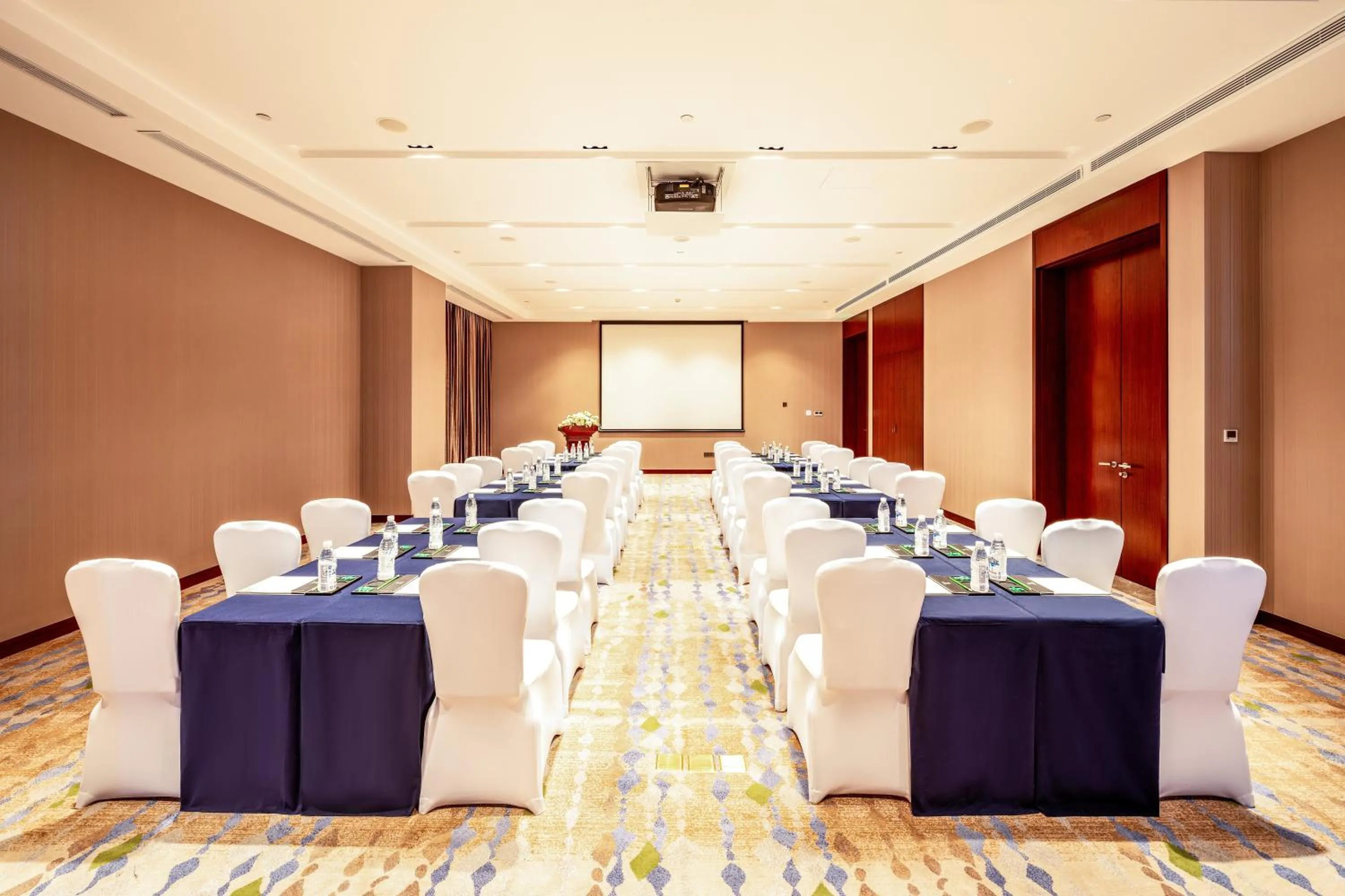 Meeting/conference room in Holiday Inn Neijiang Riverside by IHG