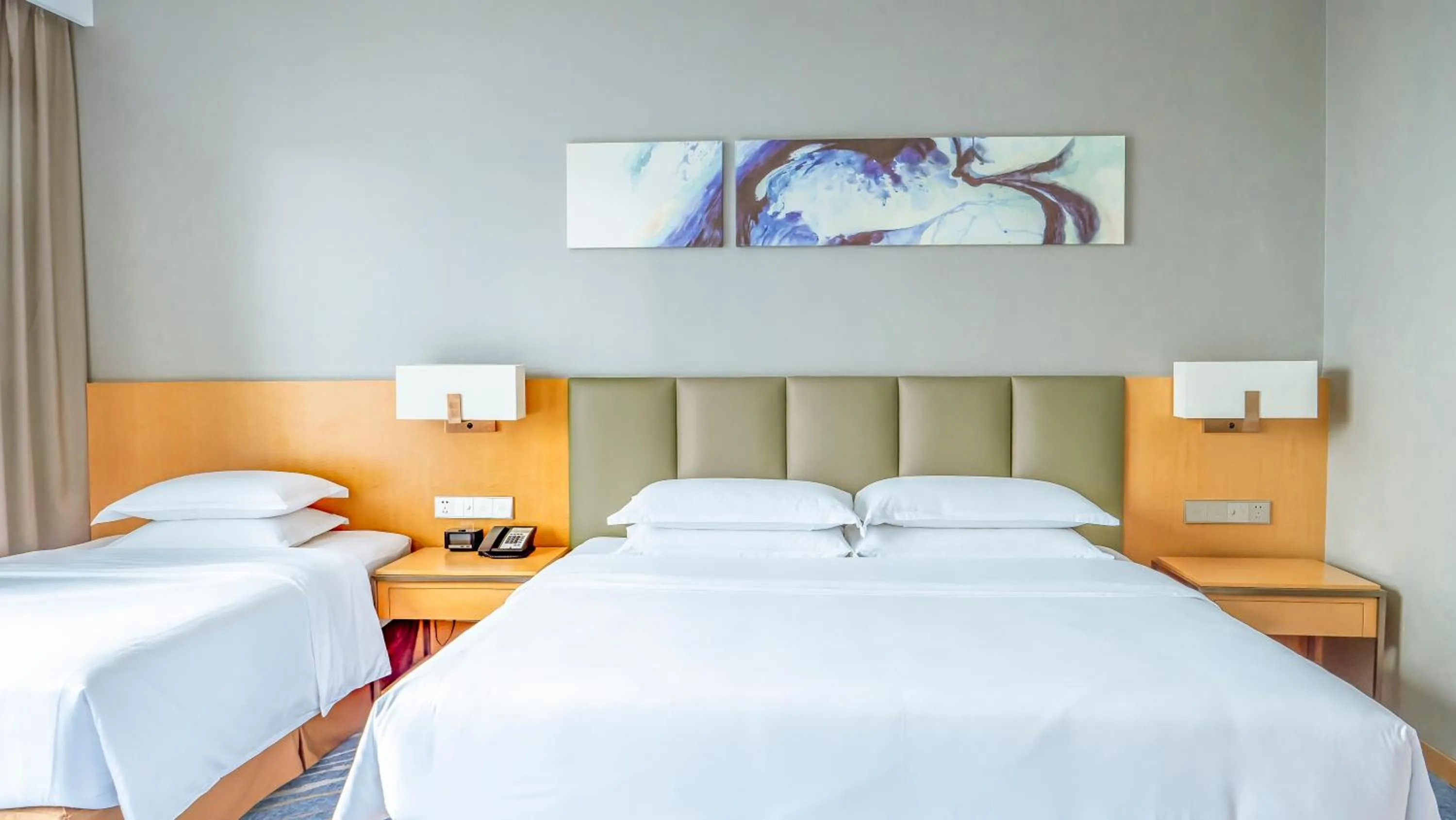 Photo of the whole room, Bed in Holiday Inn Neijiang Riverside by IHG