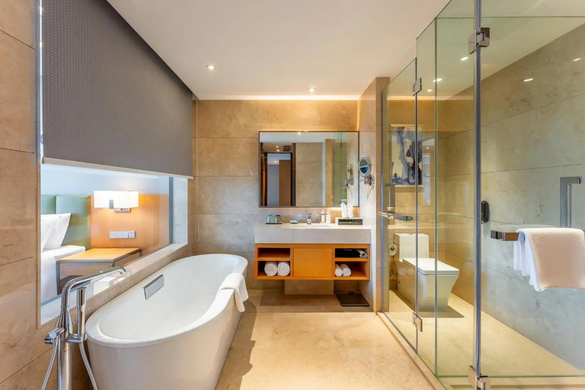 Bedroom in Holiday Inn Neijiang Riverside by IHG