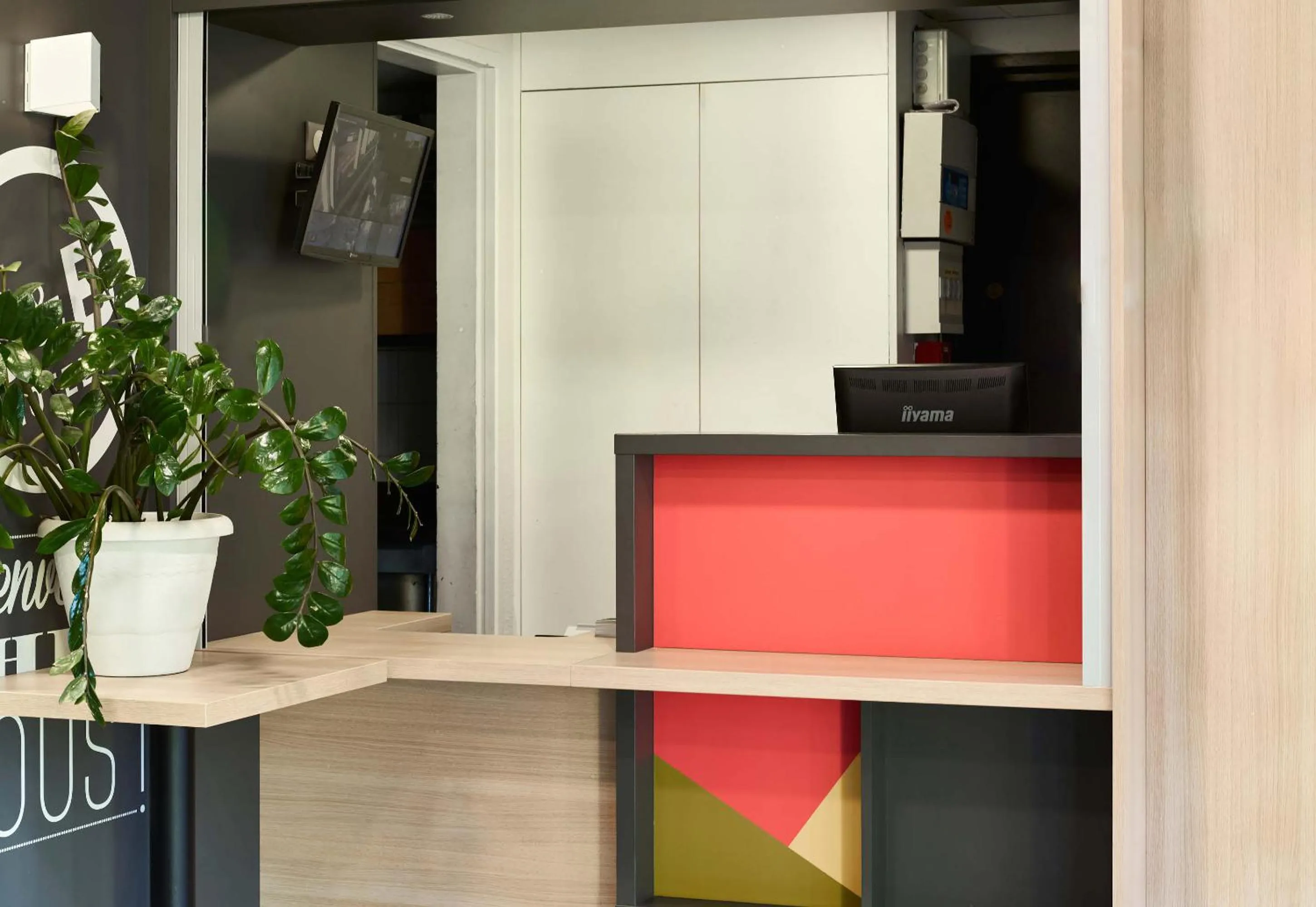 Lobby or reception in B&B HOTEL Orgeval