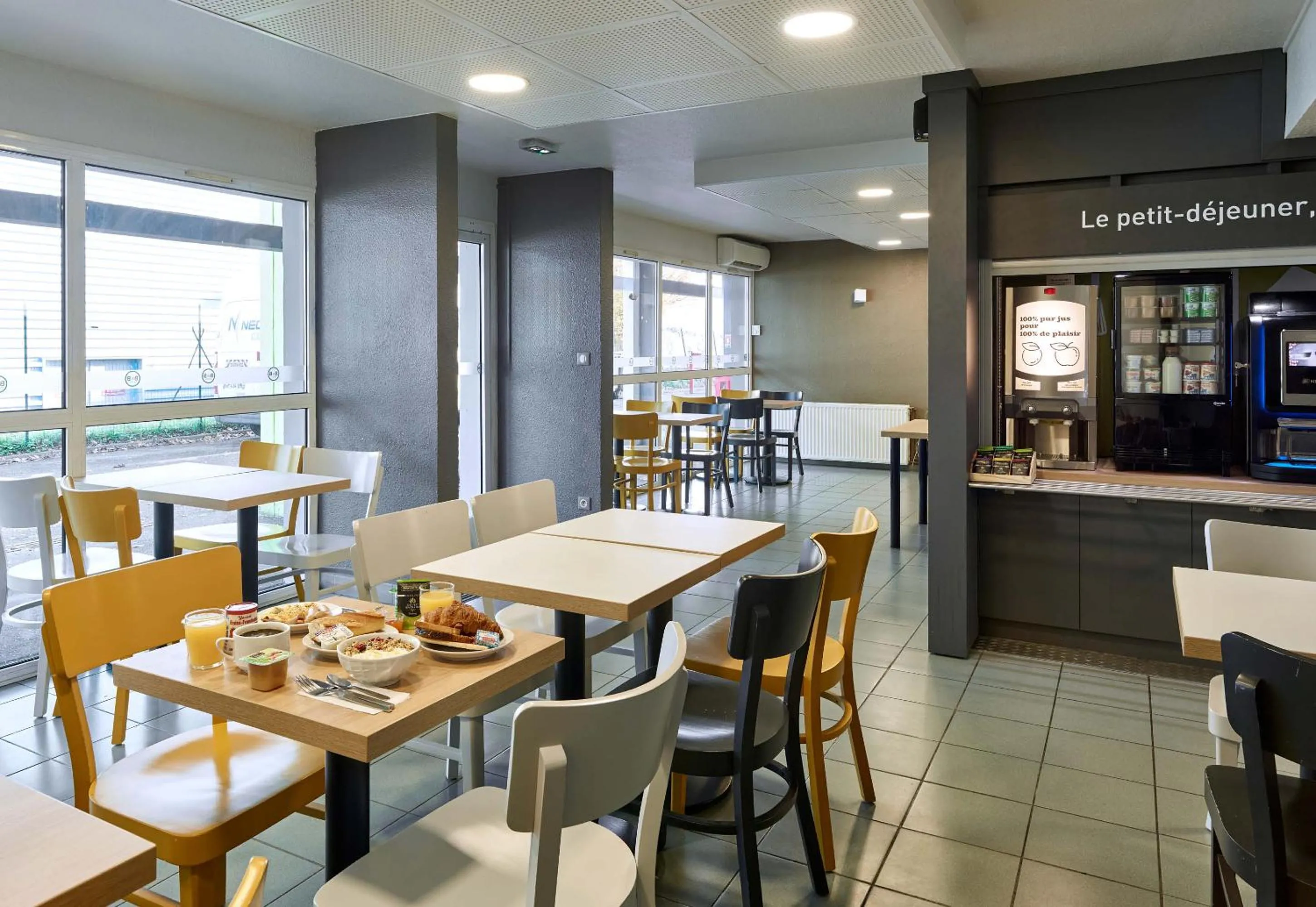 Restaurant/places to eat in B&B HOTEL Orgeval