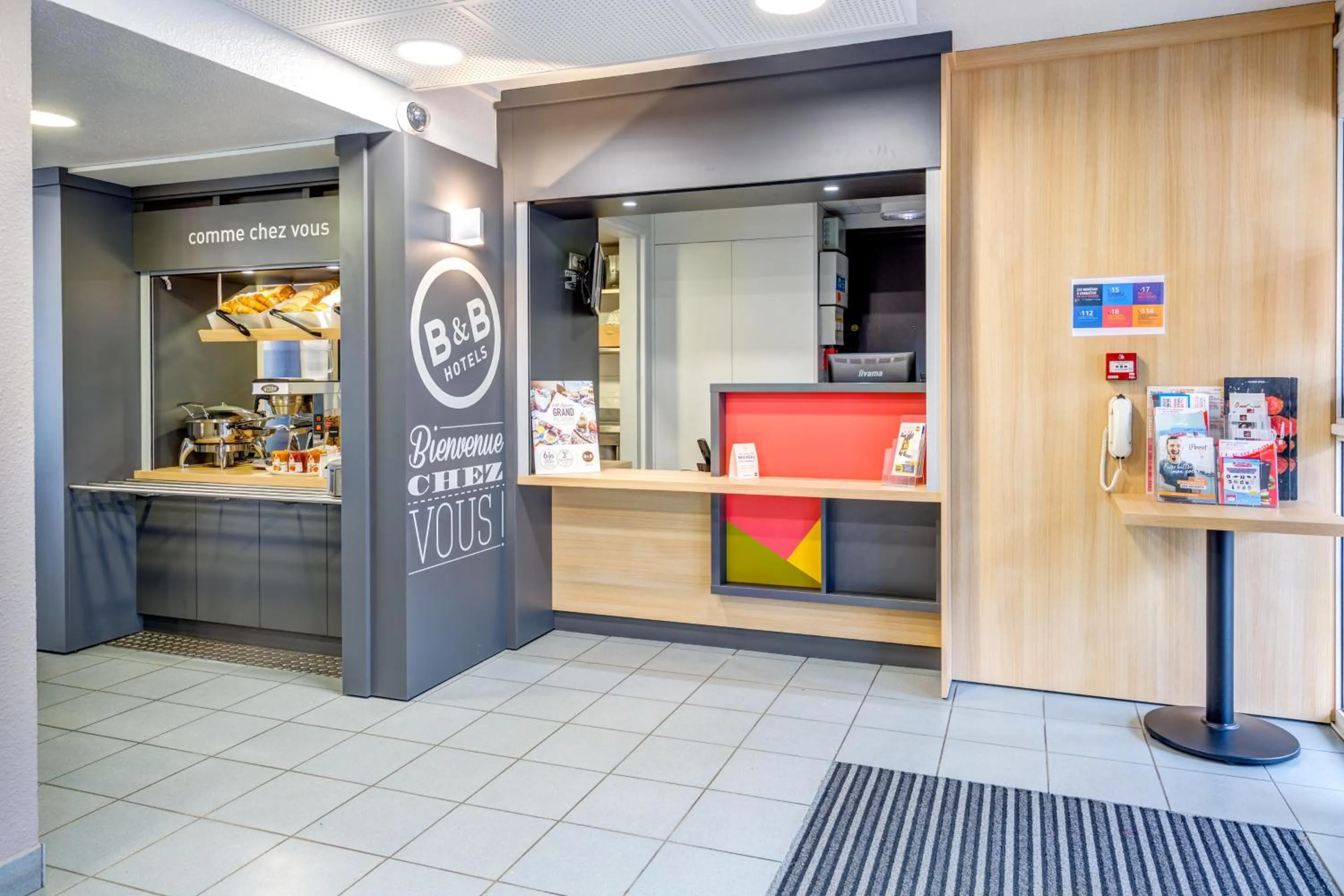 Lobby or reception in B&B HOTEL Orgeval