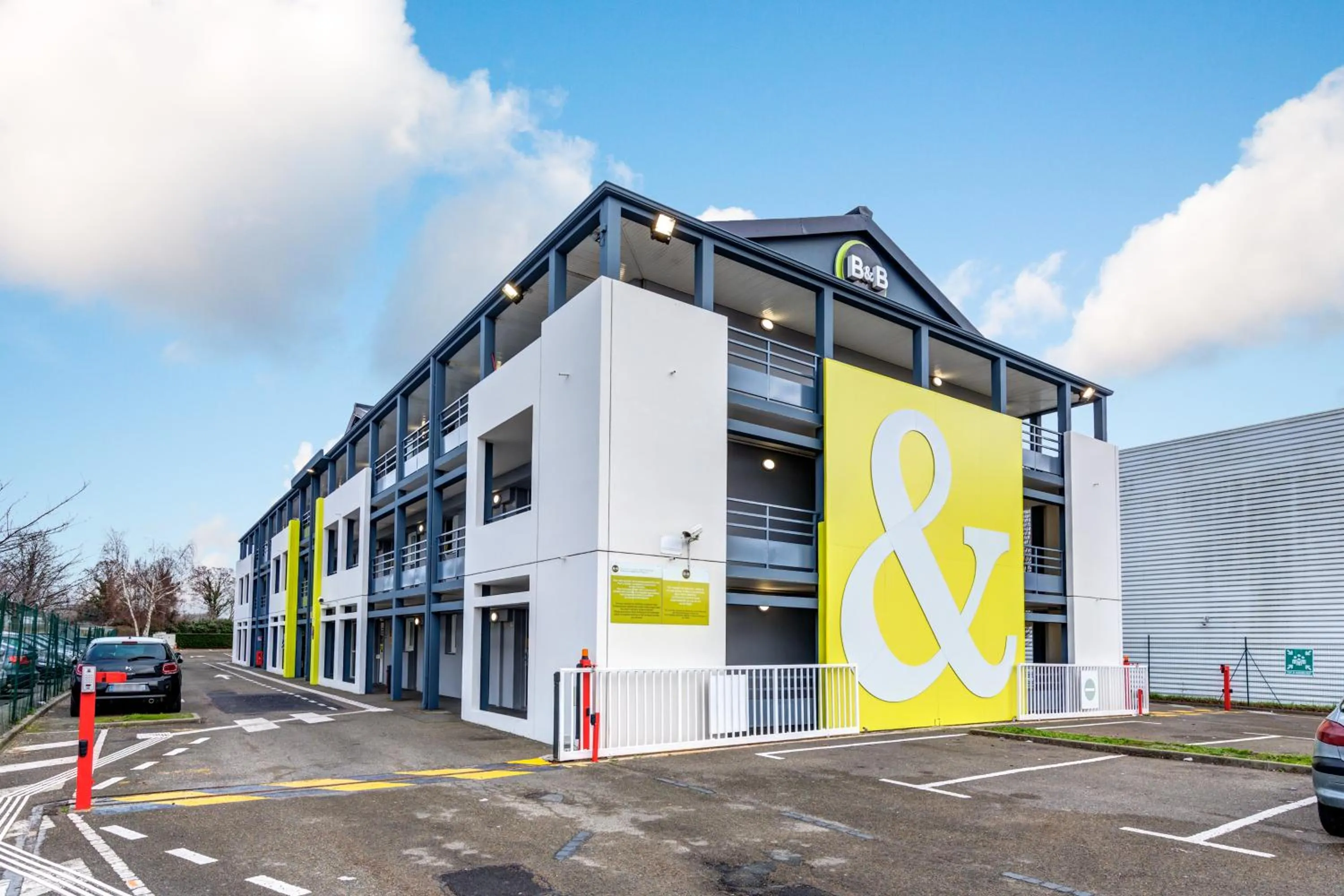 Facade/entrance in B&B HOTEL Orgeval