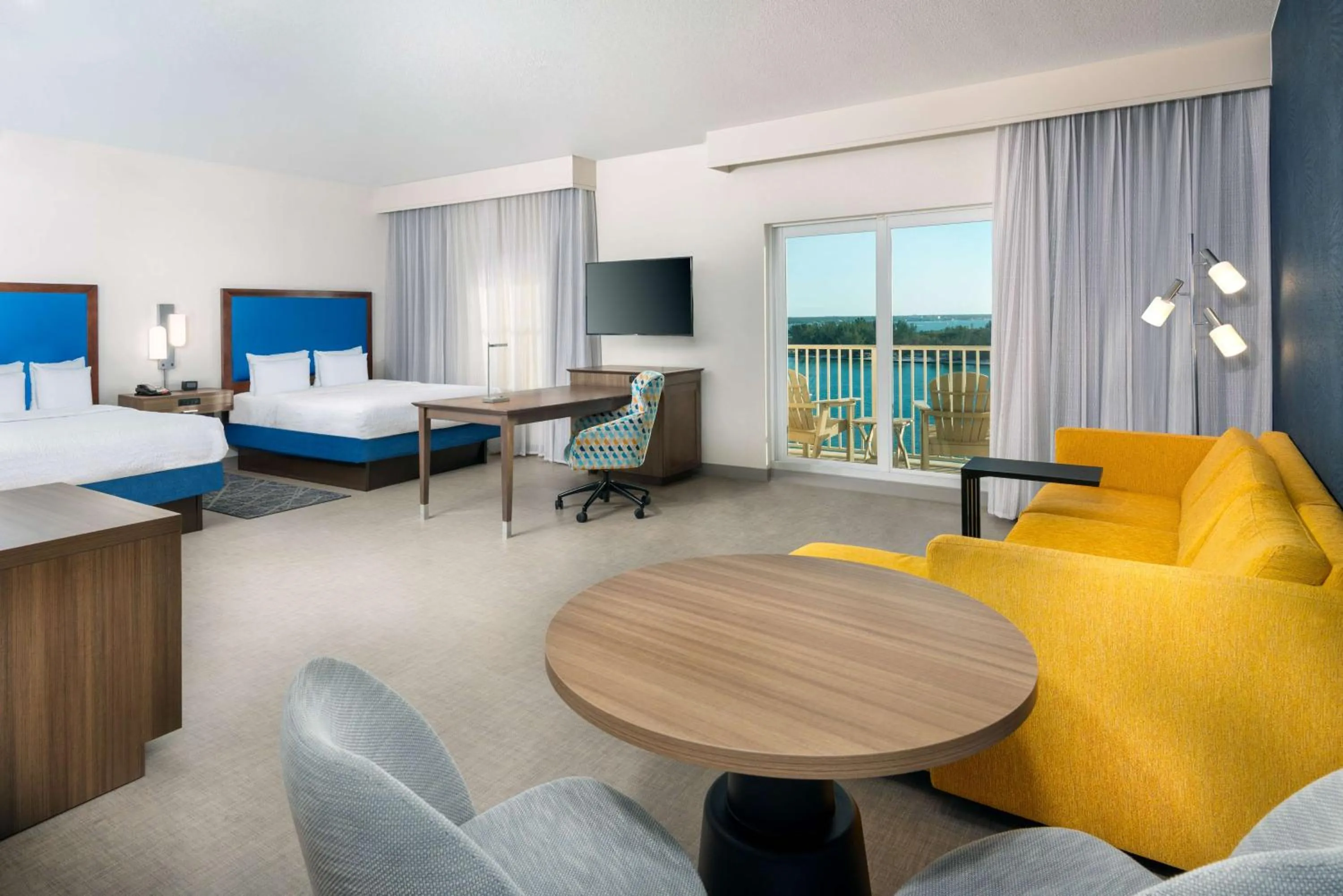 Bedroom, Bed in Hampton Inn and Suites Clearwater Beach