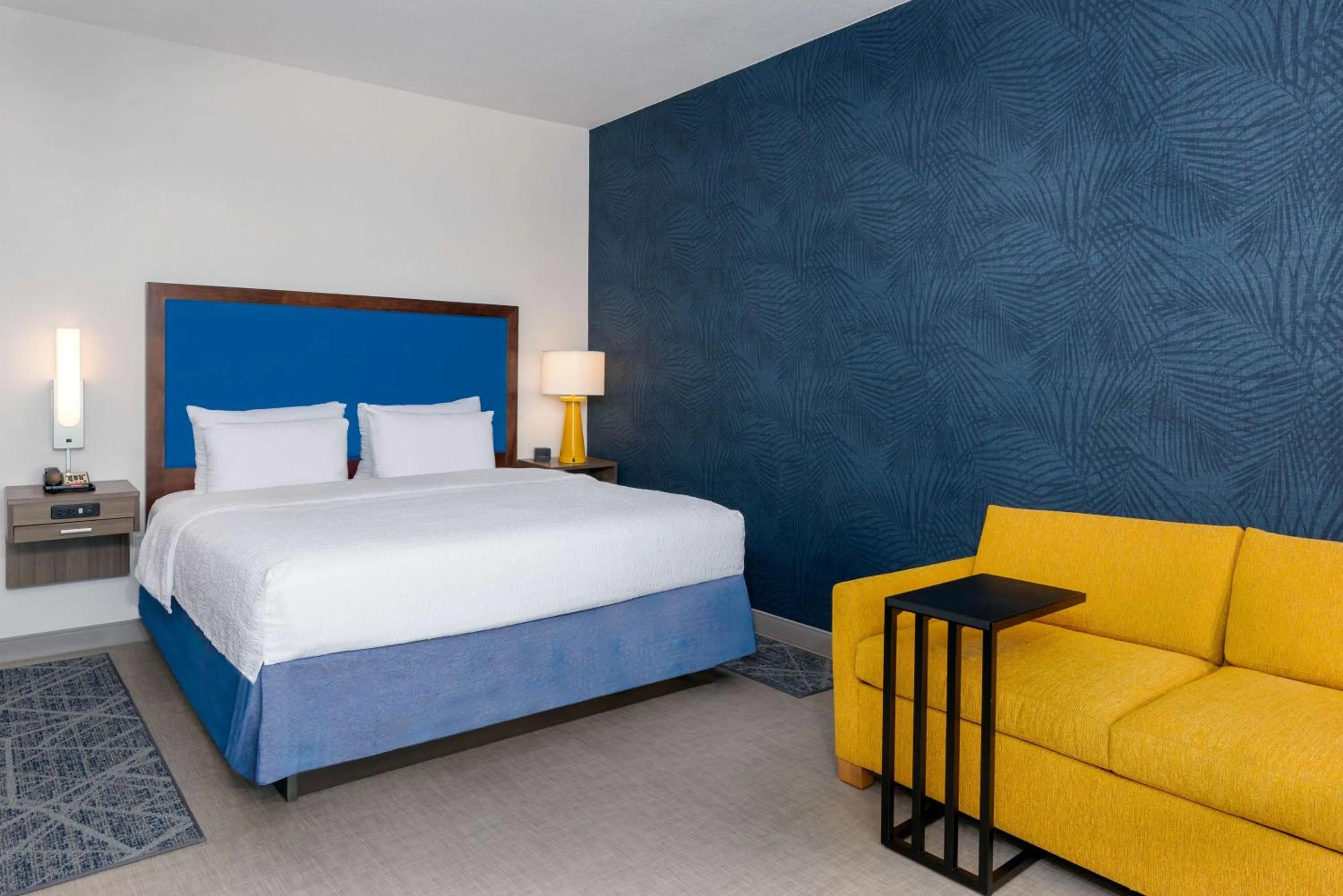 Living room, Bed in Hampton Inn and Suites Clearwater Beach