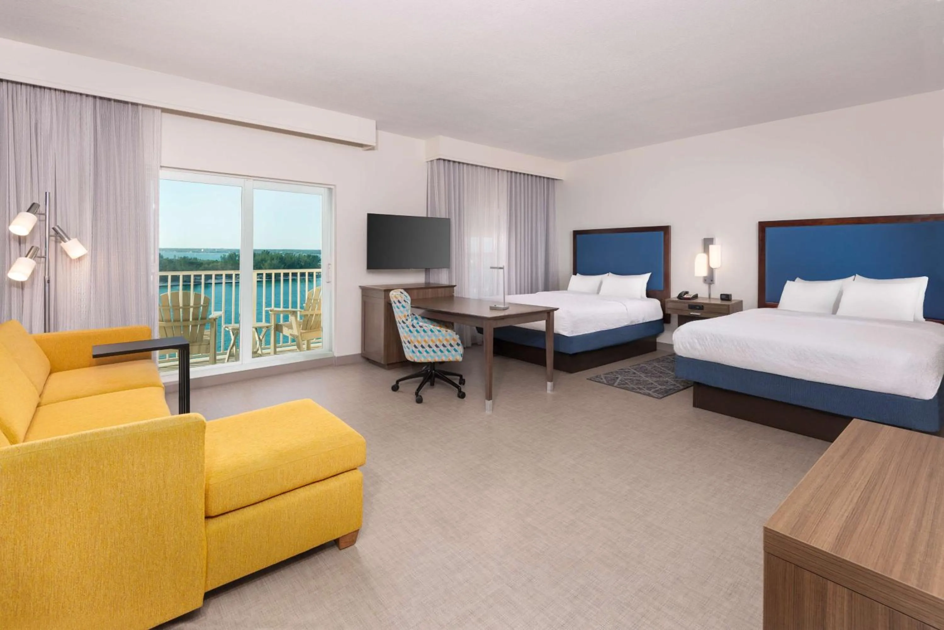 Bedroom, Bed in Hampton Inn and Suites Clearwater Beach