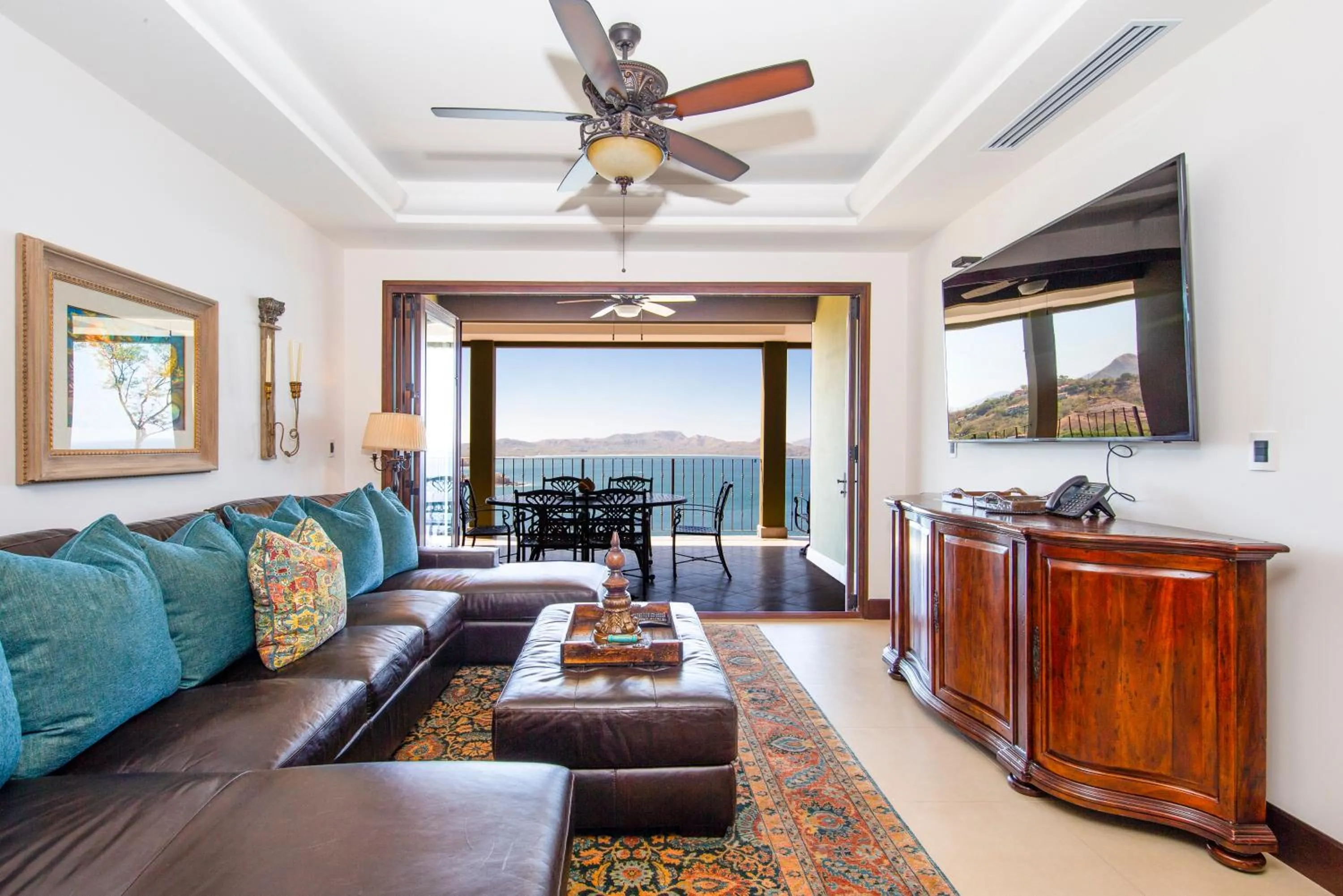 Living room in 360 Splendor Del Pacifico Residences
