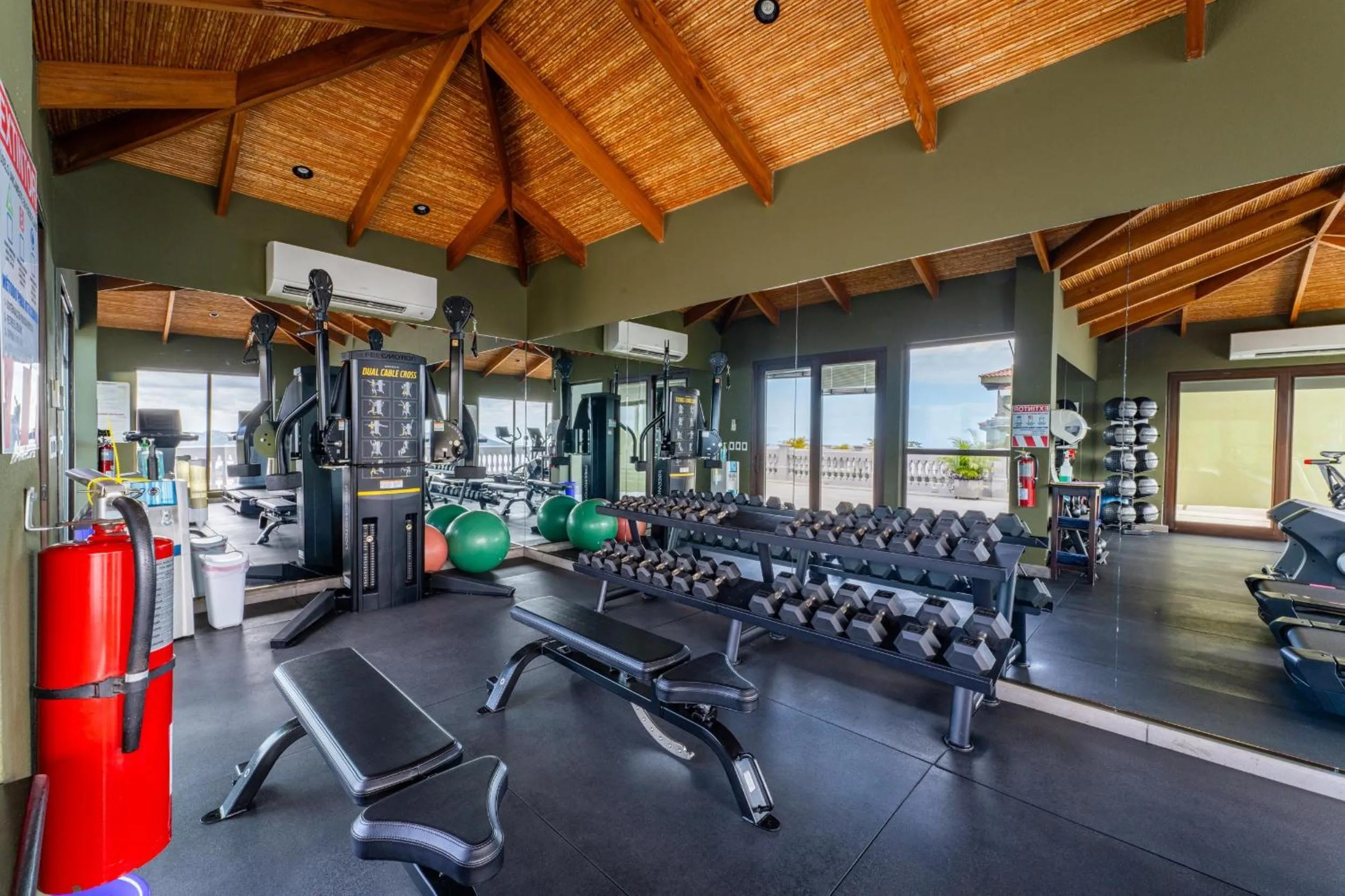 360 Splendor Del Pacifico Residences