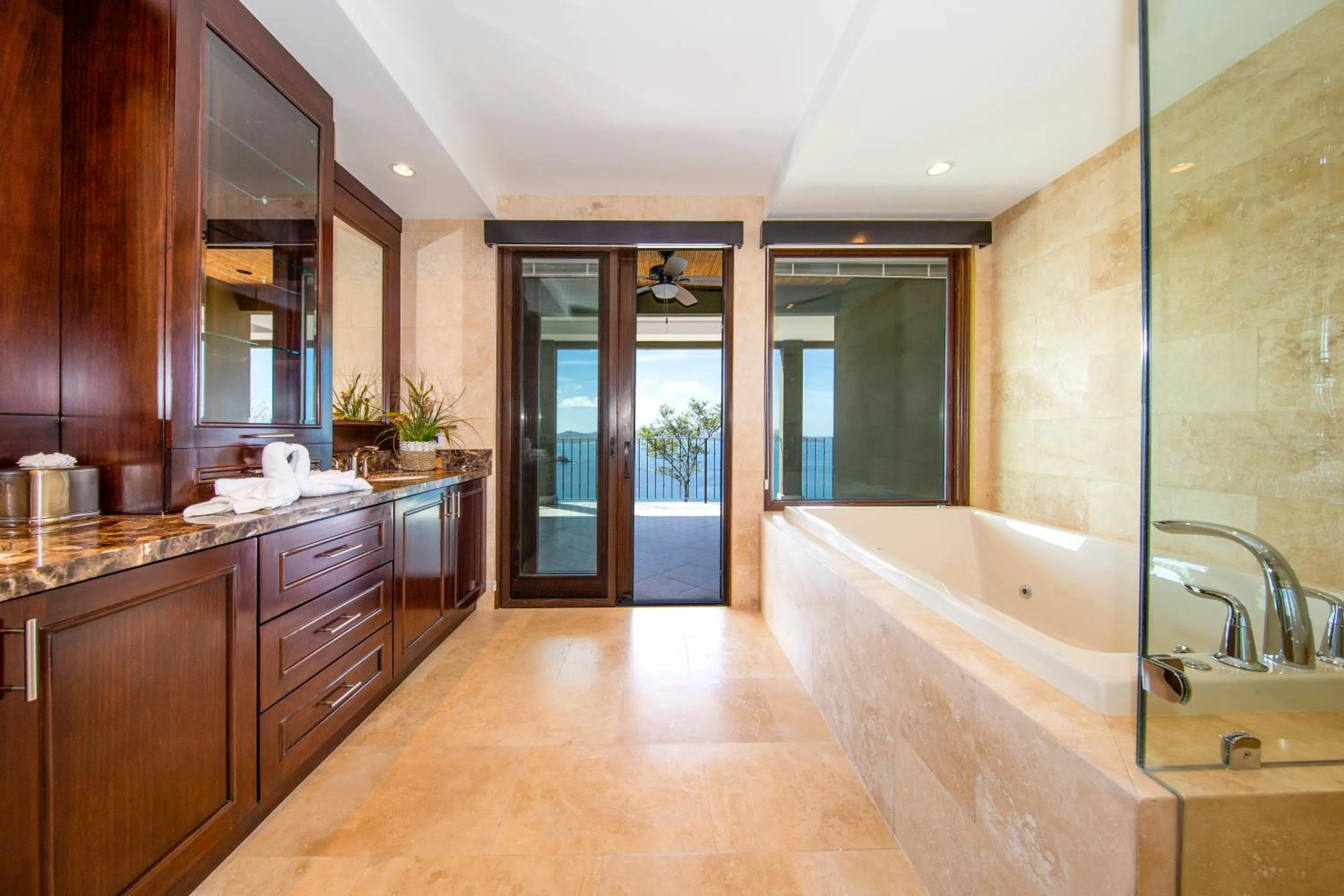 Bathroom in 360 Splendor Del Pacifico Residences