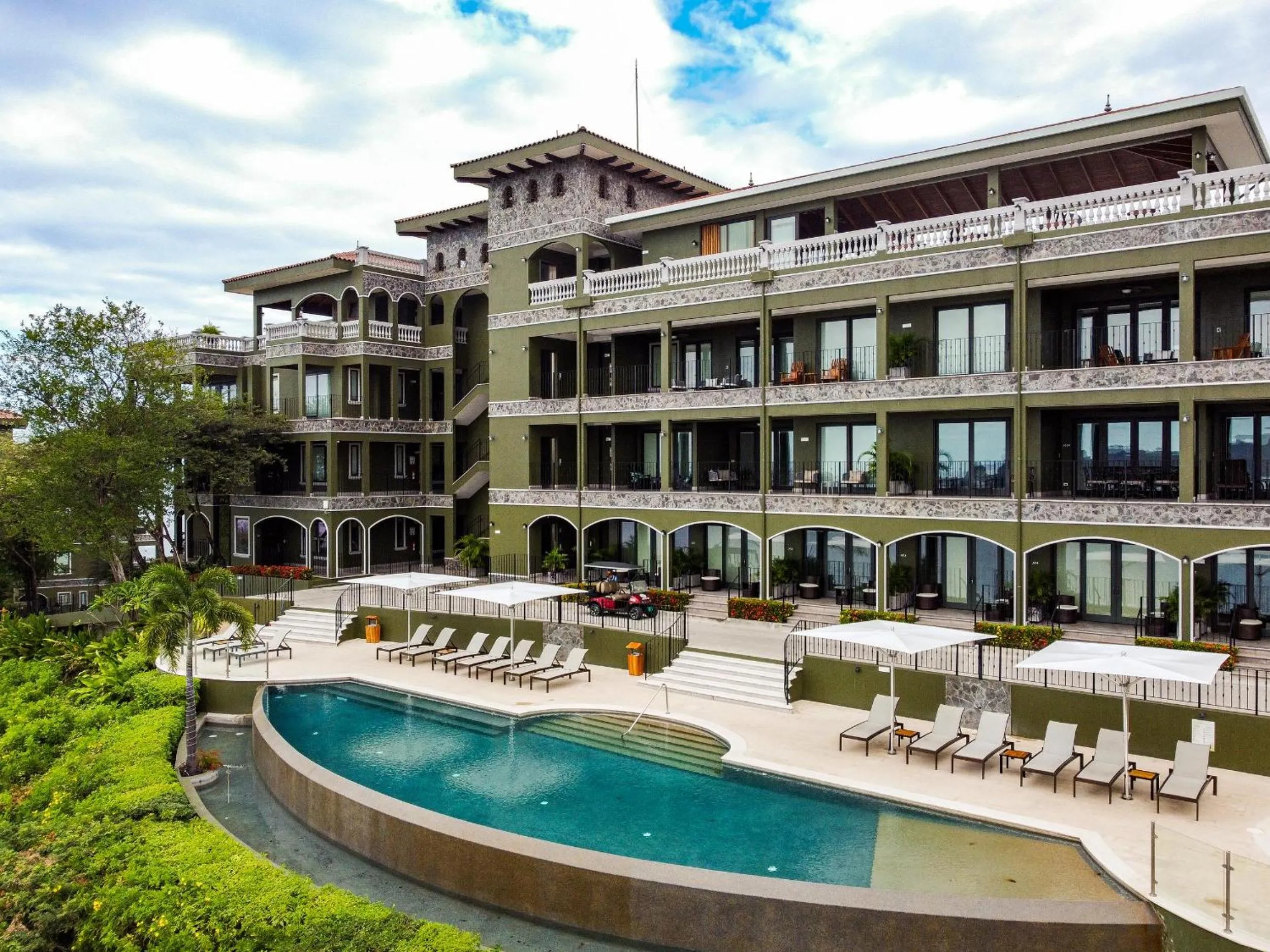 Property building in 360 Splendor Del Pacifico Residences