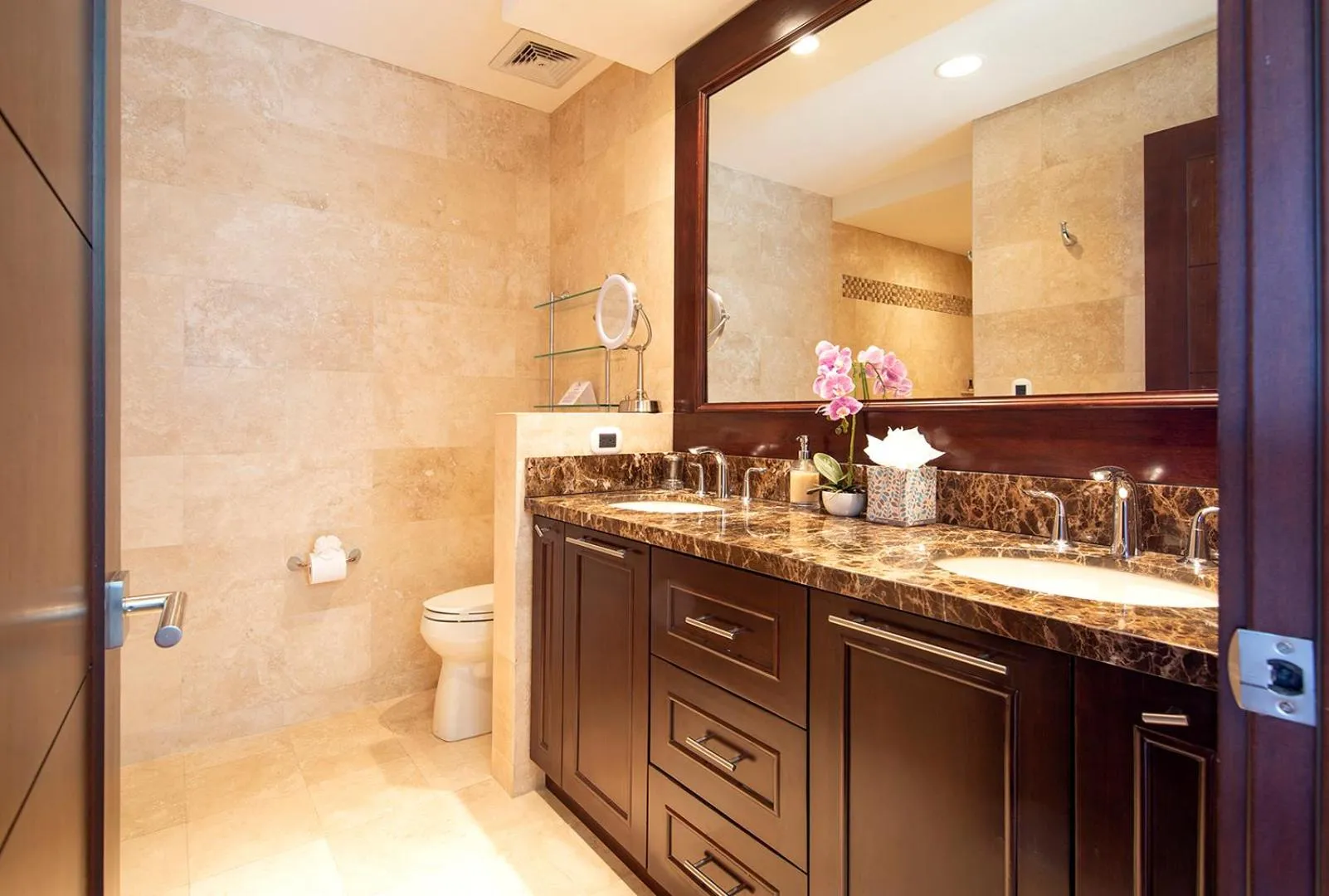 Bathroom in 360 Splendor Del Pacifico Residences