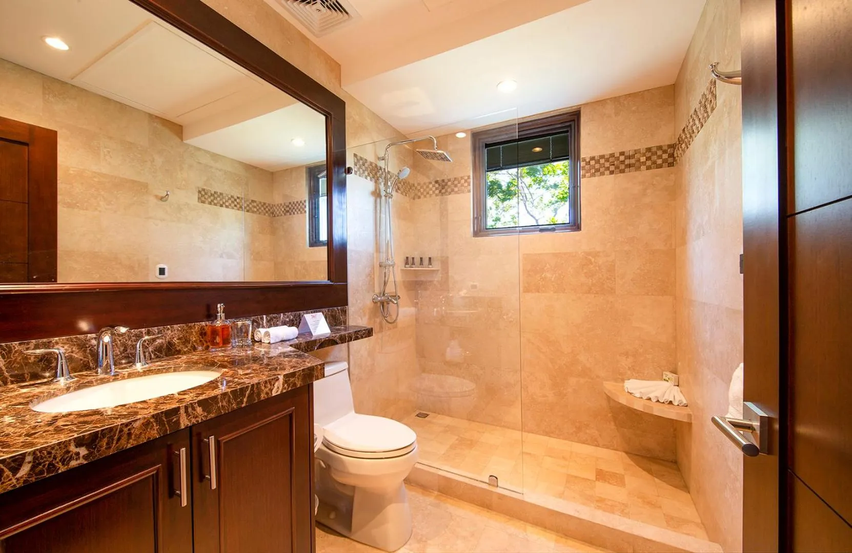 Bathroom in 360 Splendor Del Pacifico Residences