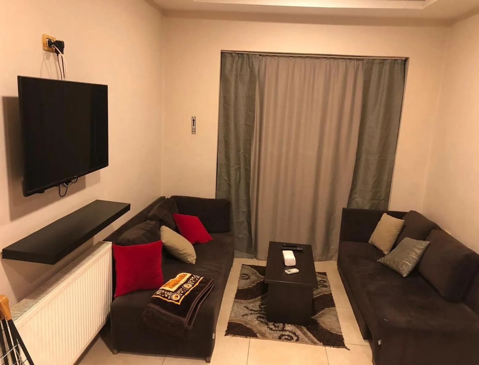 Communal lounge/ TV room in Panda Hotel Apartments