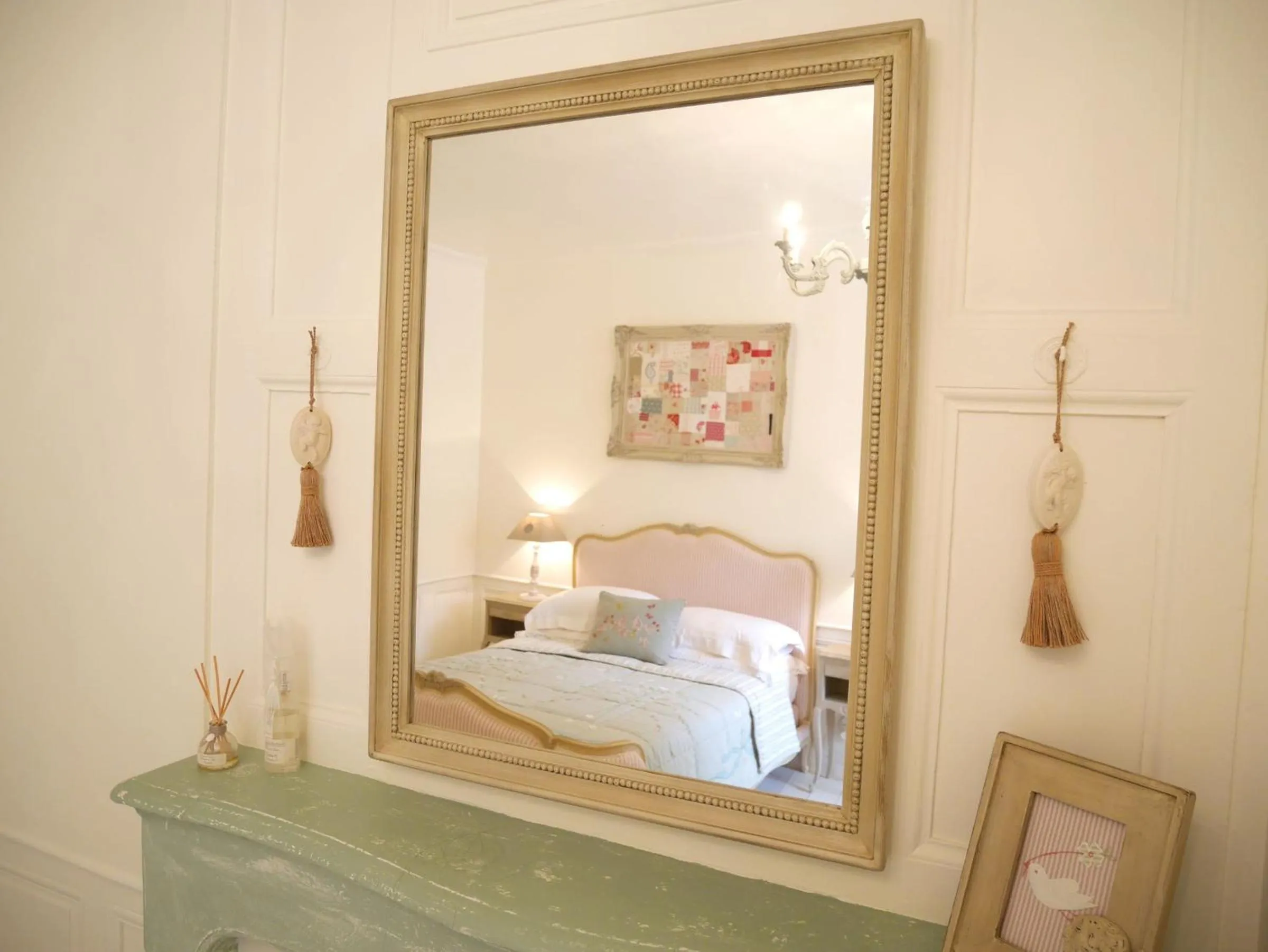 Decorative detail, Bed in L'Arbre D'Ange