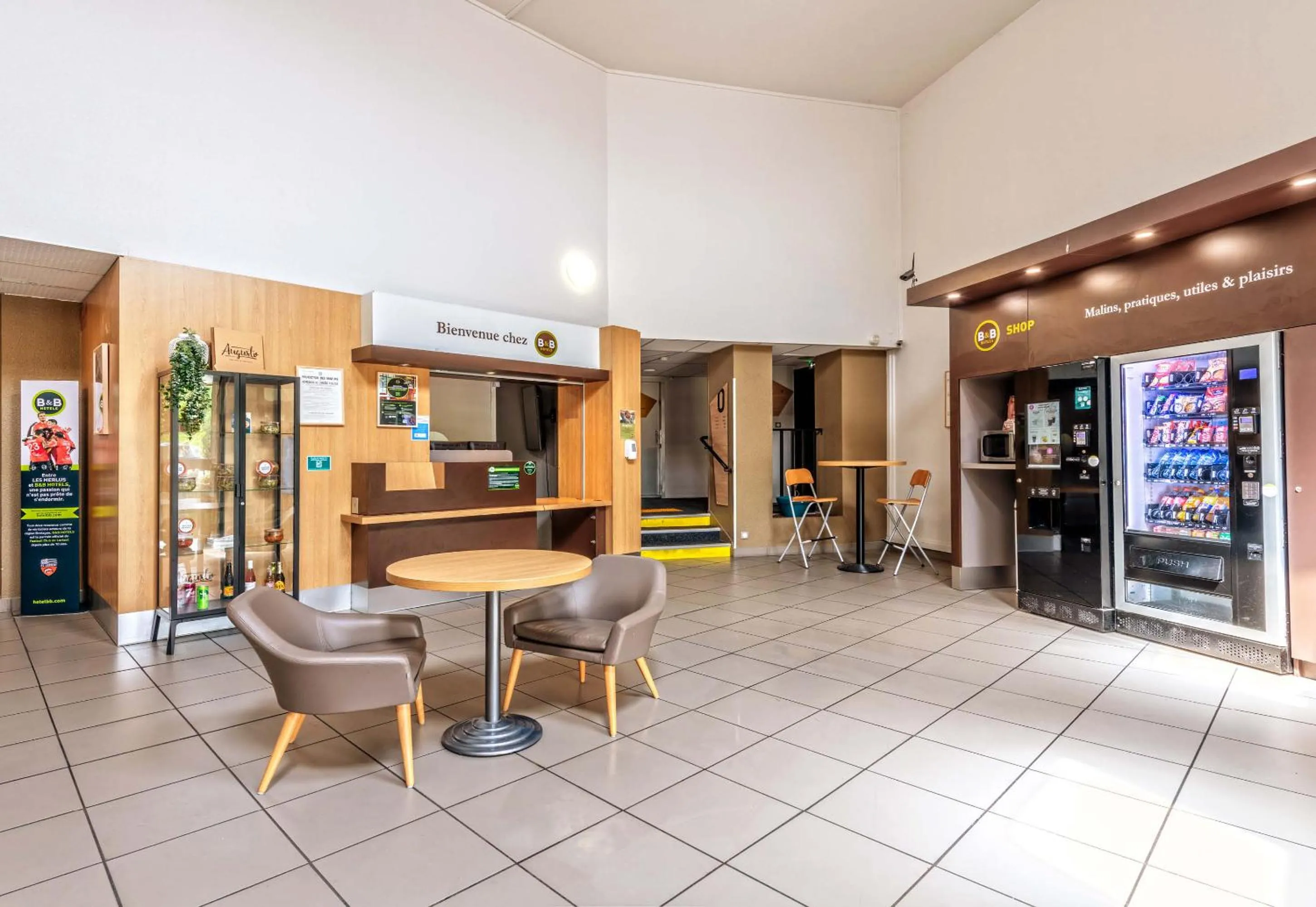 Lobby or reception in B&B HOTEL Quimper Sud Bénodet