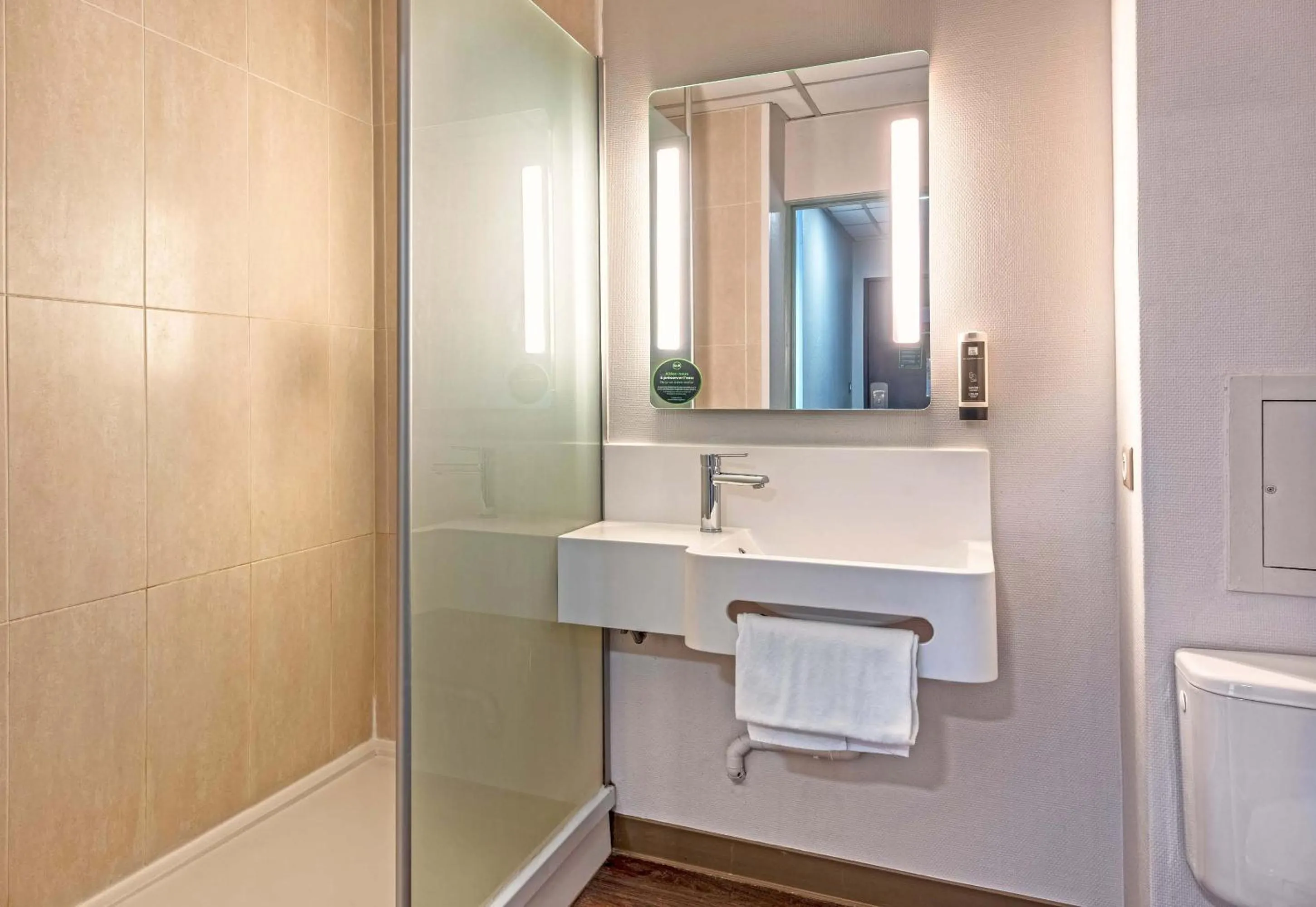 Bathroom in B&B HOTEL Quimper Sud Bénodet