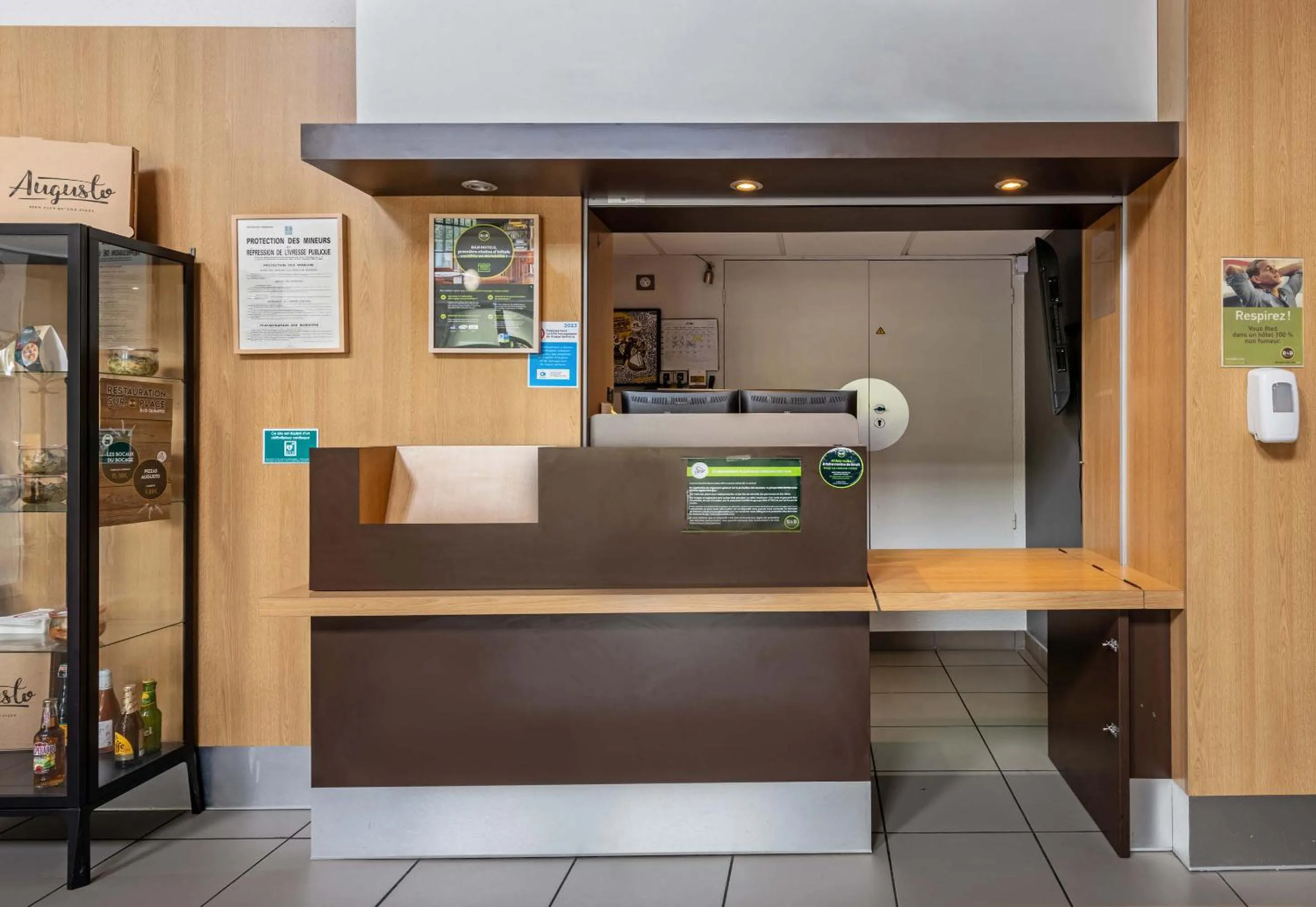 Lobby or reception in B&B HOTEL Quimper Sud Bénodet