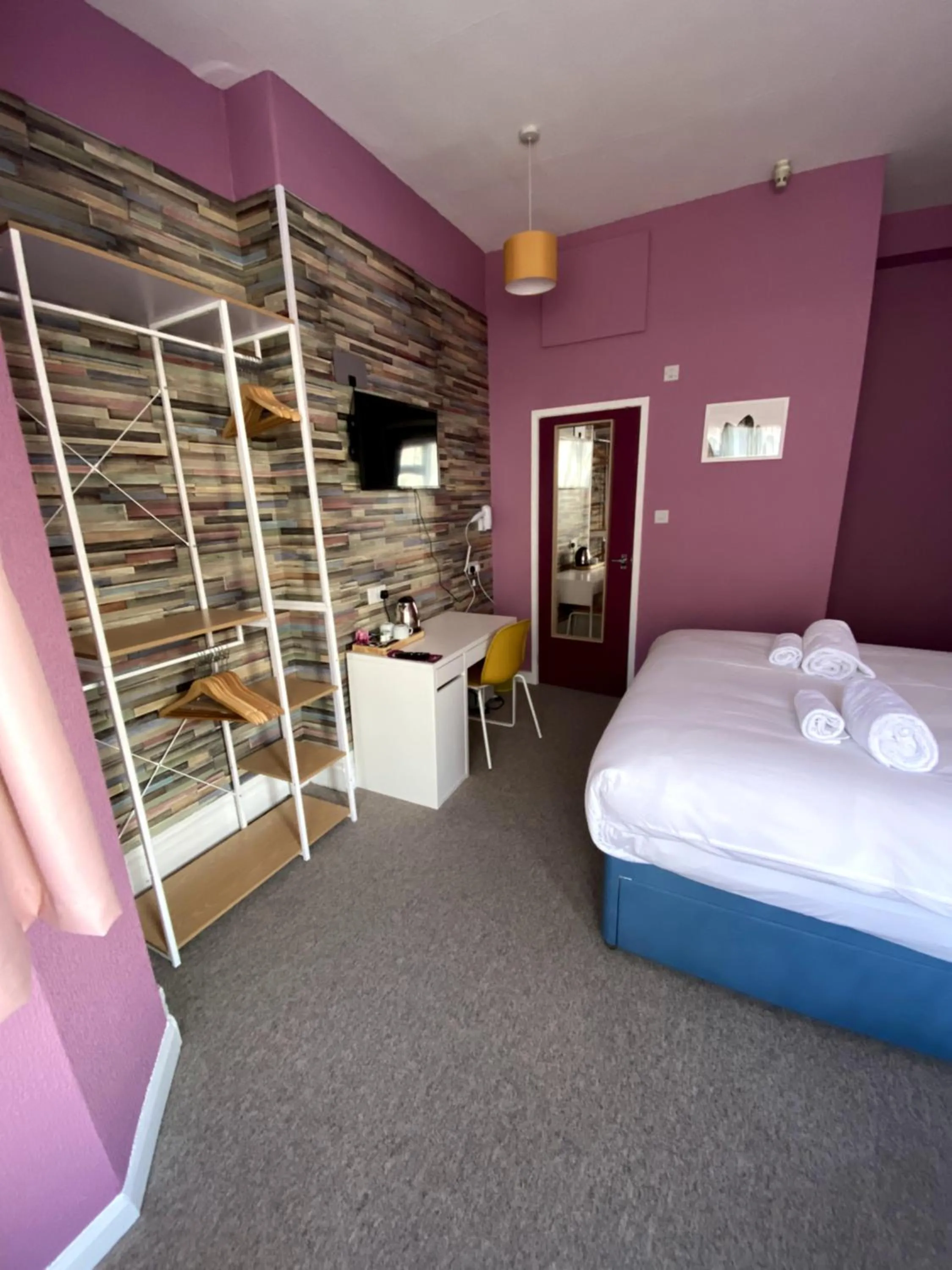 Photo of the whole room, Bed in WiseStay