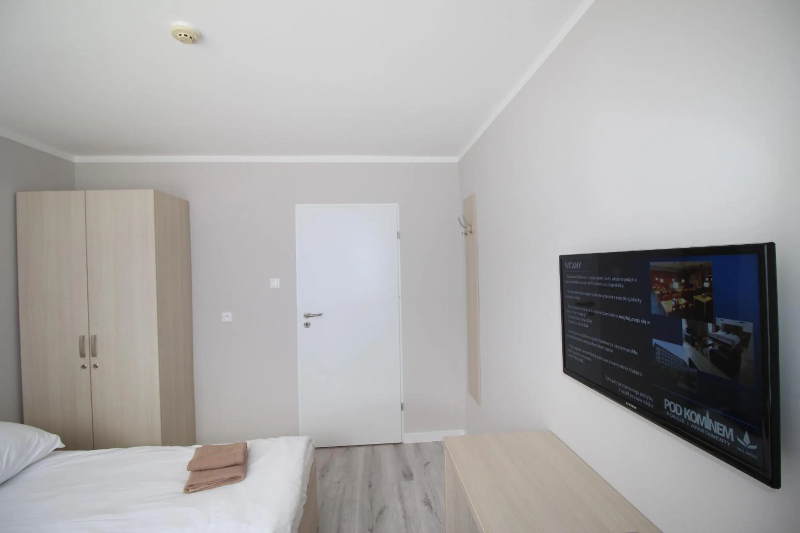 TV and multimedia, Bed in Pod Kominem Pokoje i Apartamenty