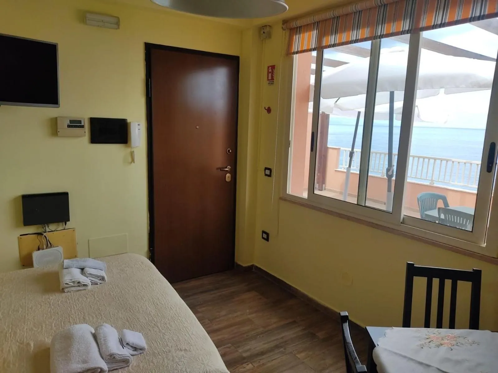 Bed in veranda sul mare