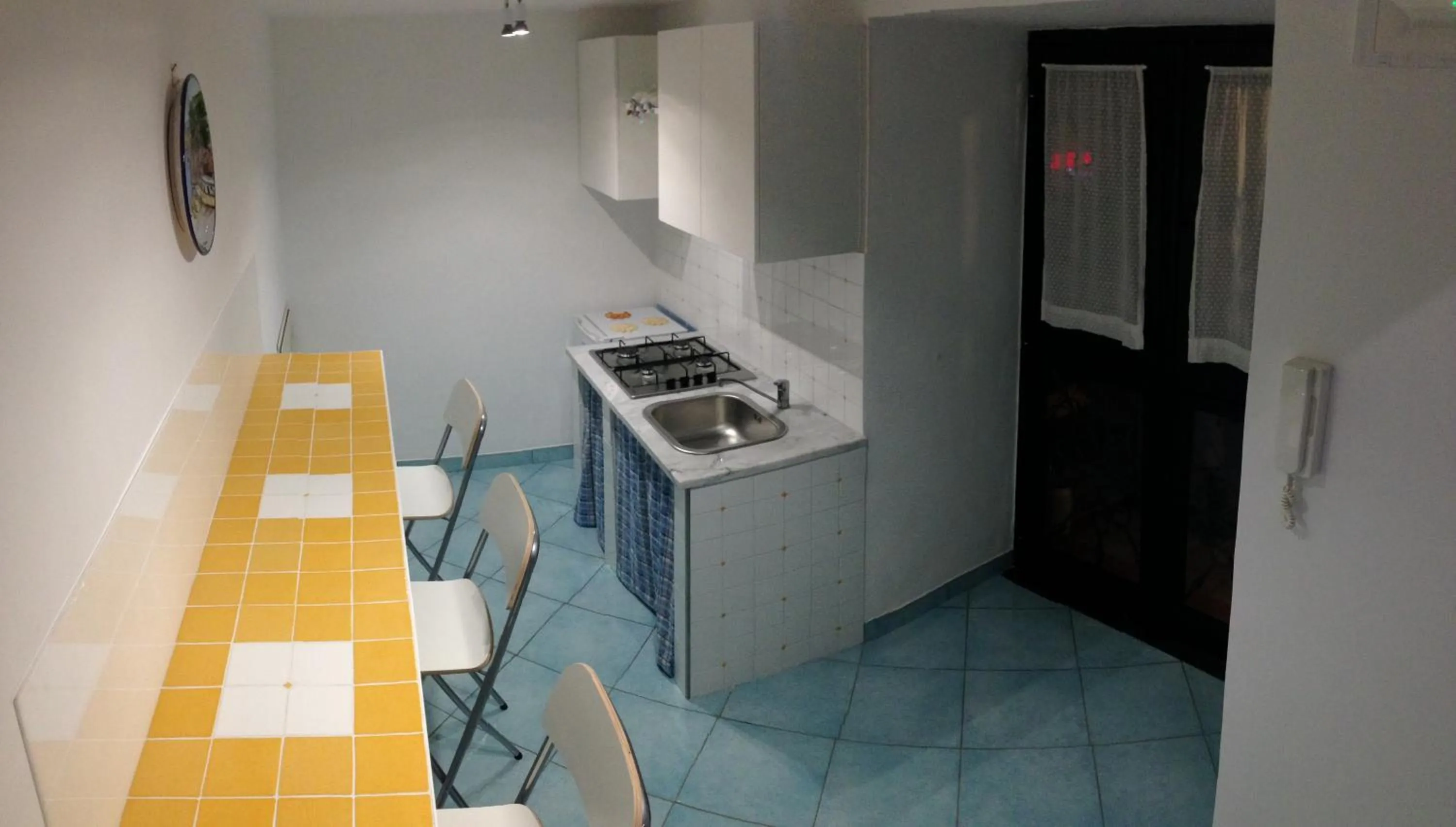 Communal kitchen in B&B La Grotta Marina