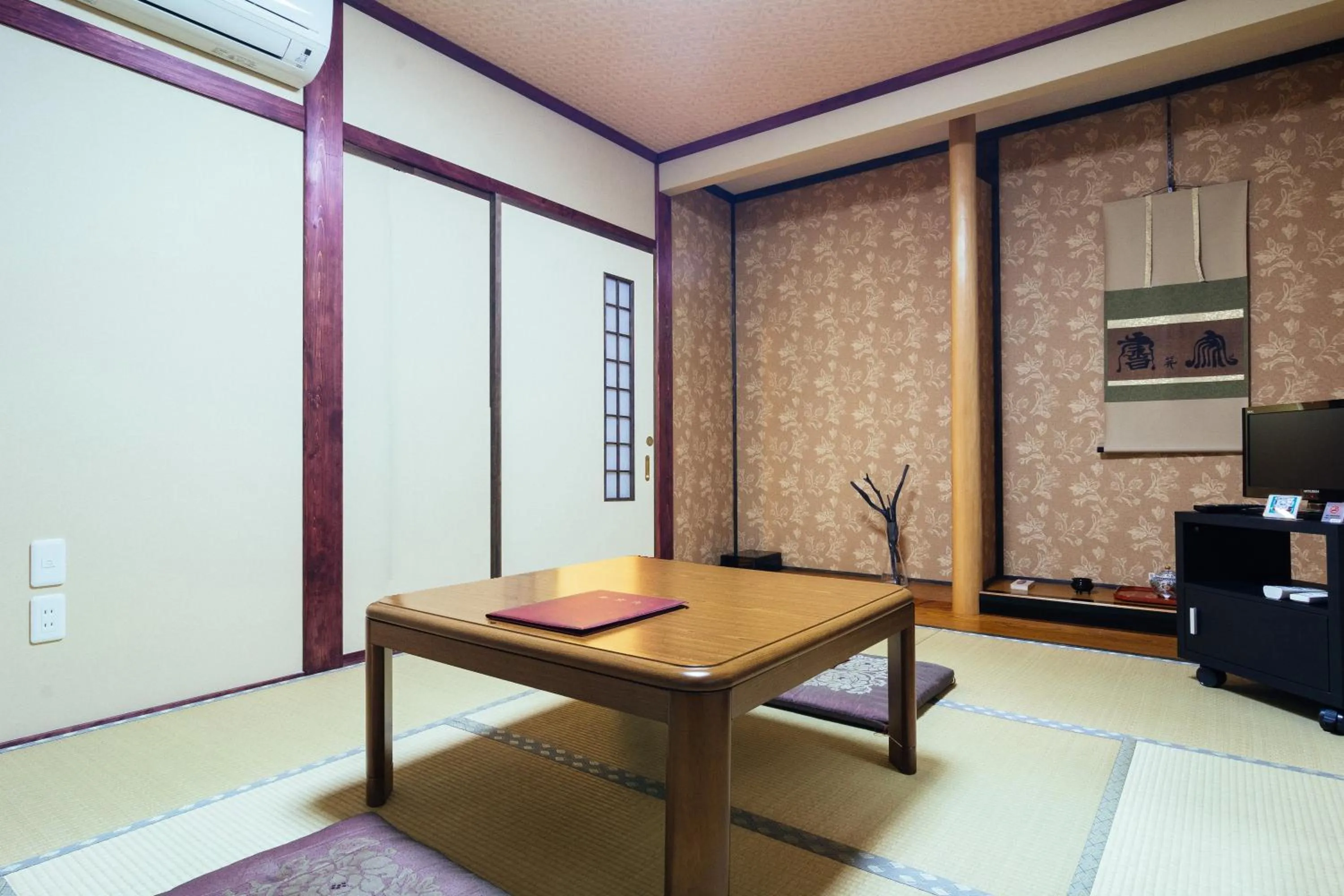 Photo of the whole room in Koyasan Shukubo Jokiin