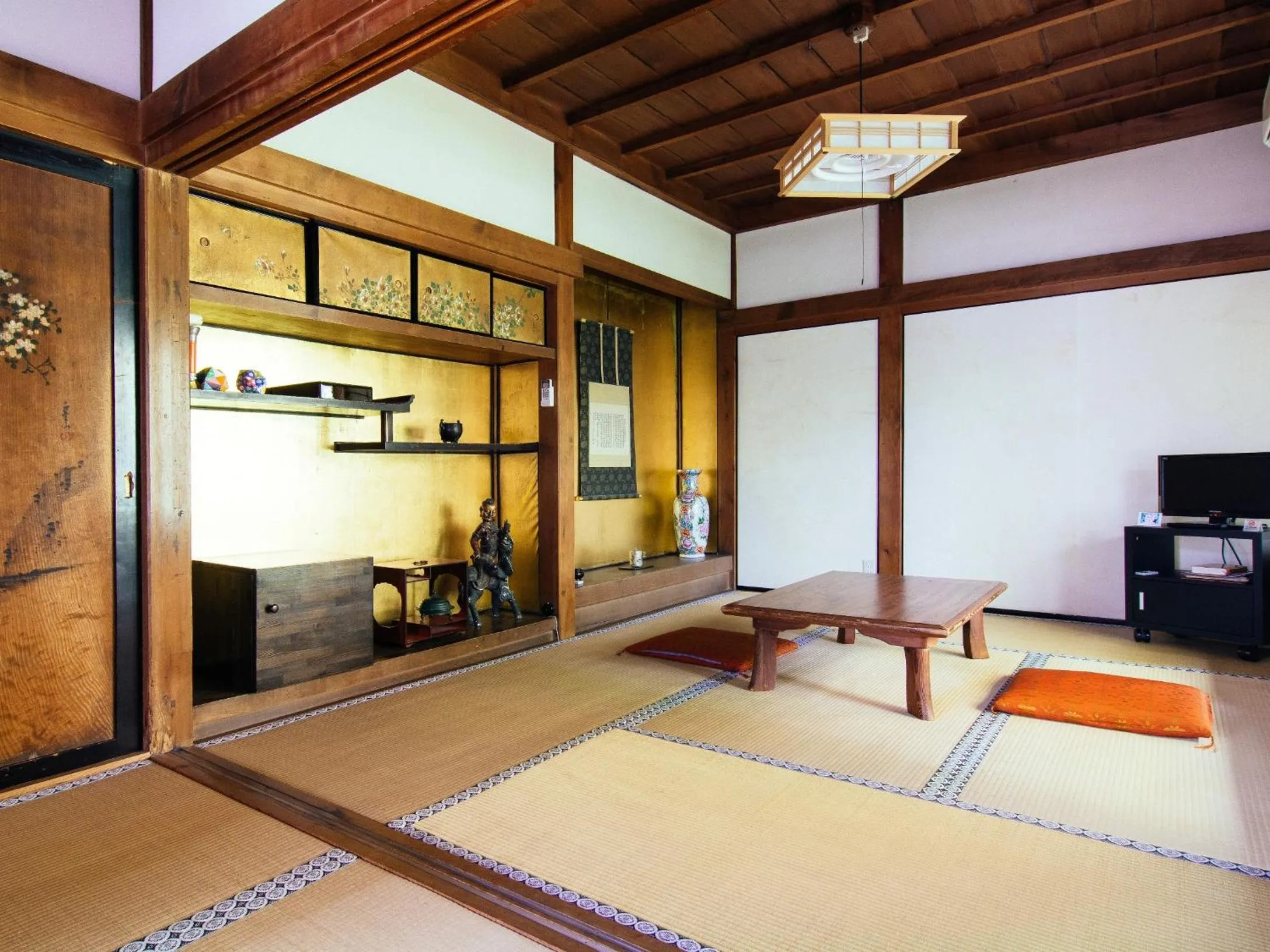 Photo of the whole room, Bed in Koyasan Shukubo Jokiin