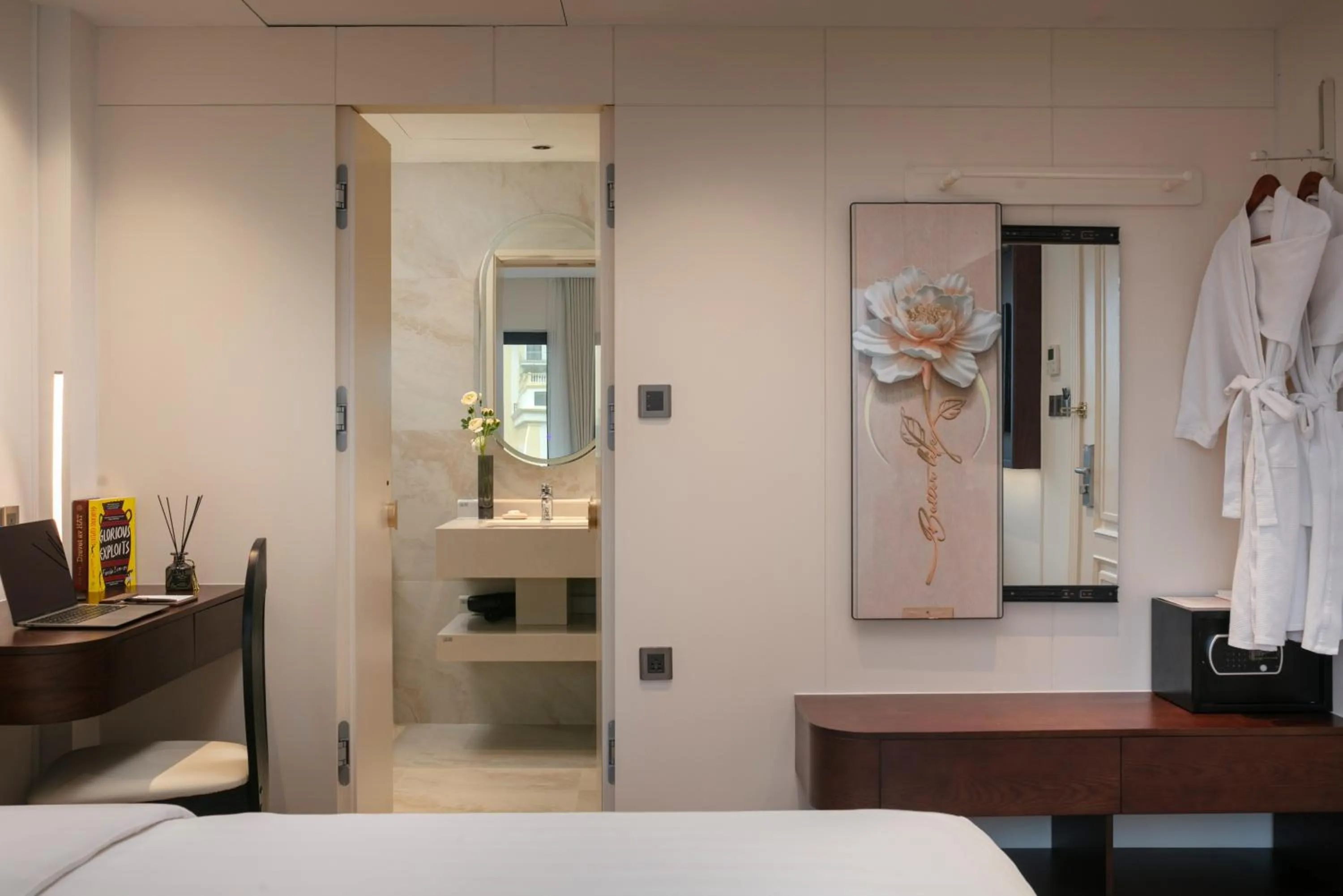 wardrobe, Bed in The Chi Boutique Hotel