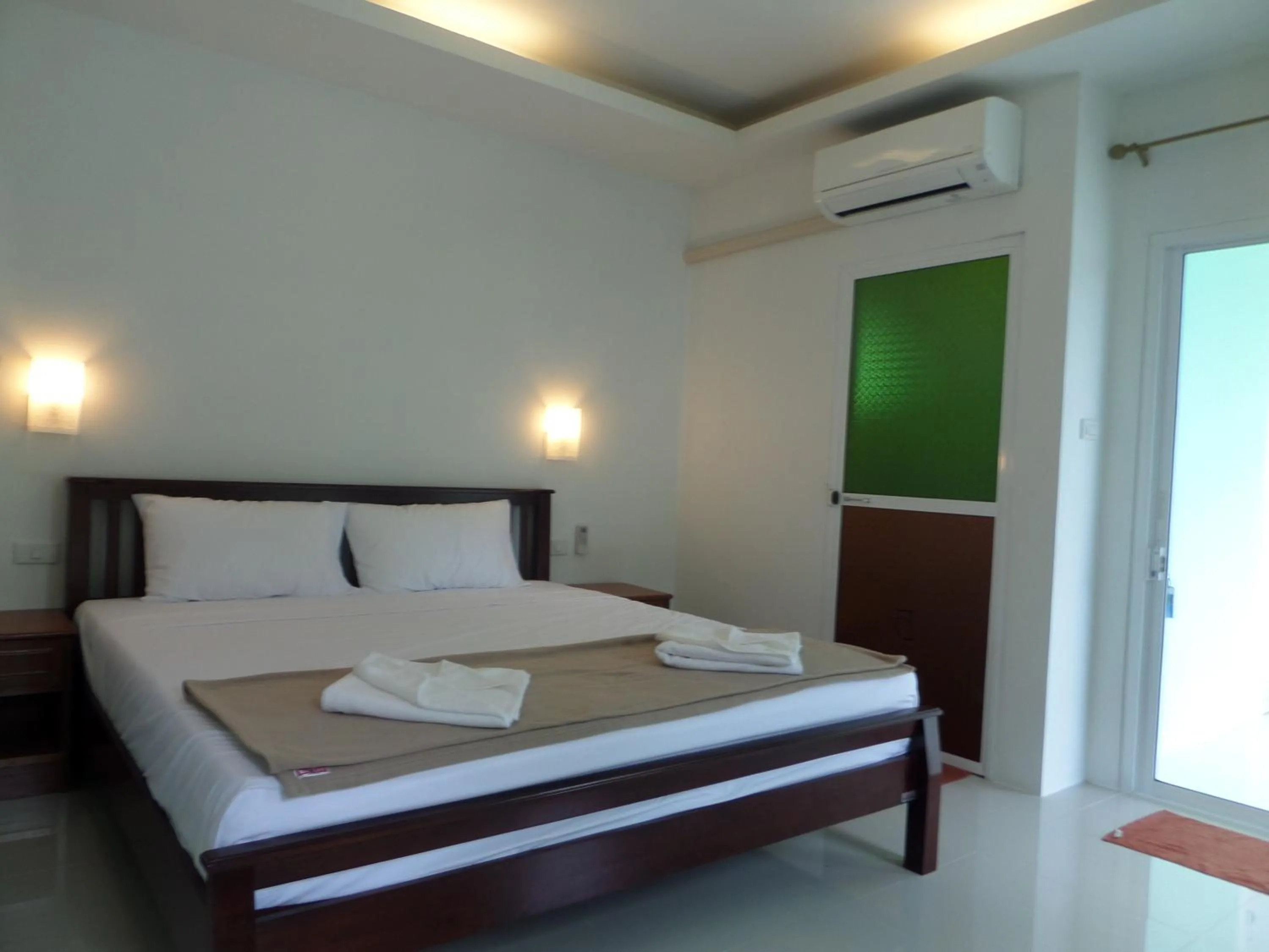 Bed in Lanta Triple Novel