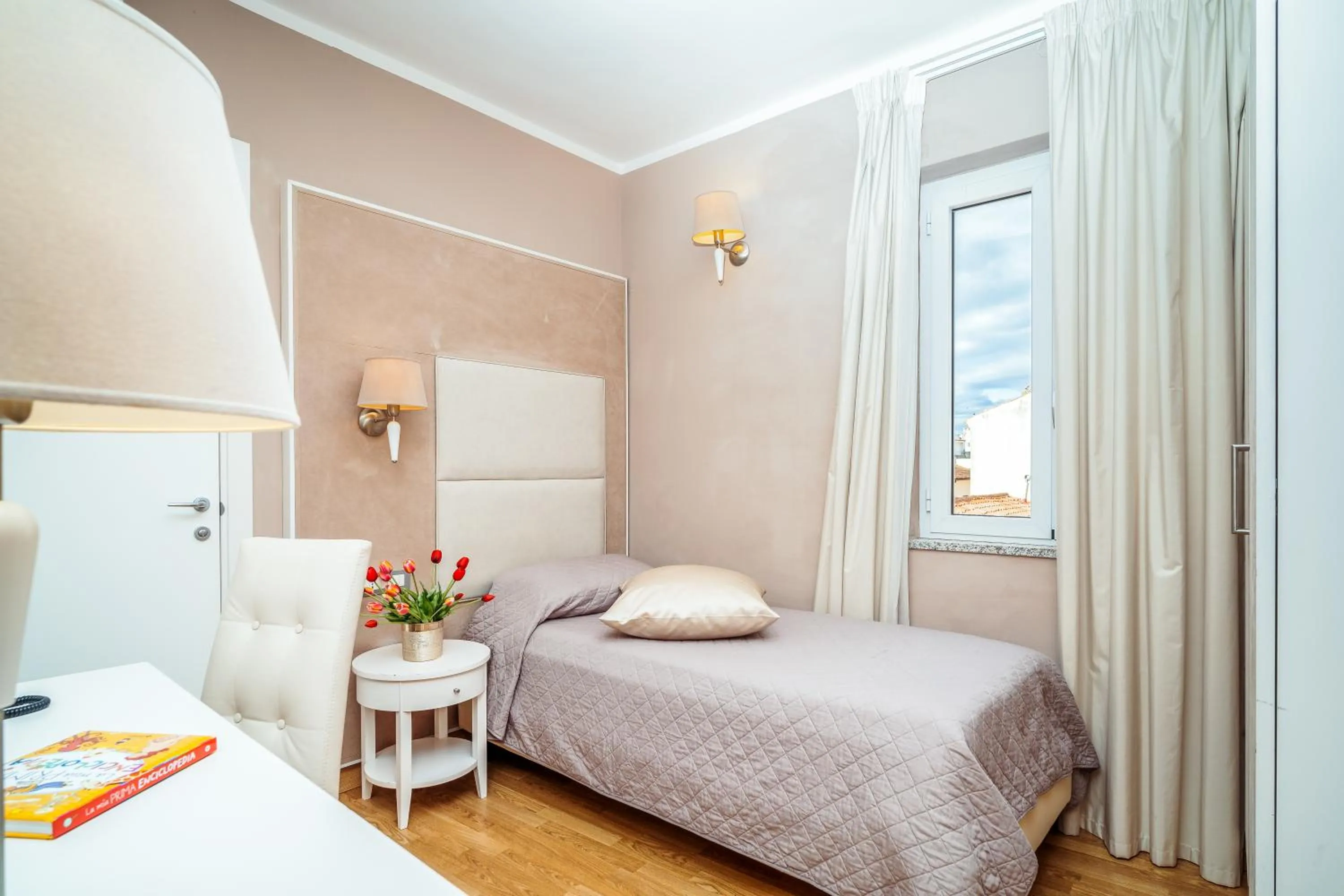 Decorative detail, Bed in Hotel Centrale