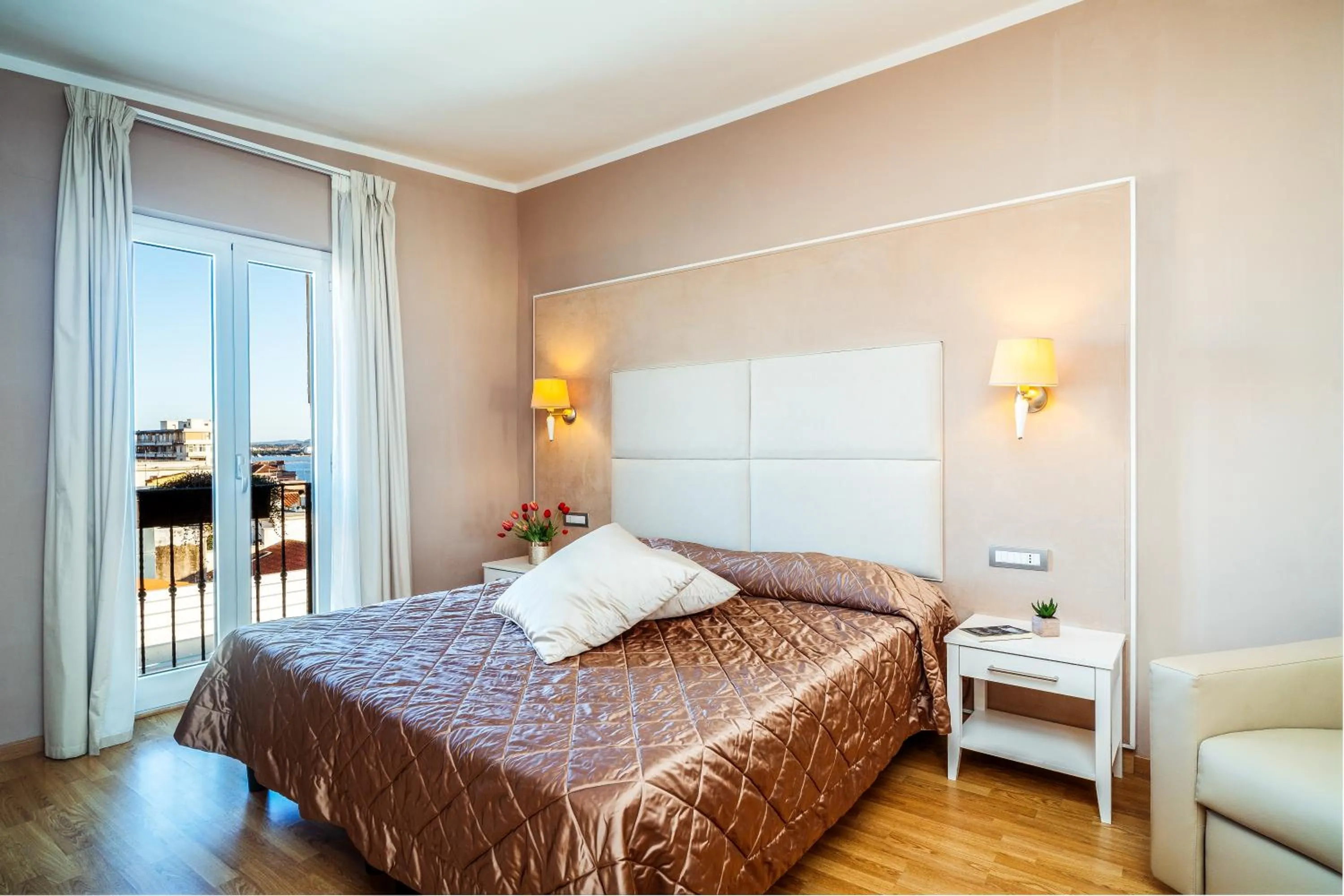 View (from property/room), Bed in Hotel Centrale