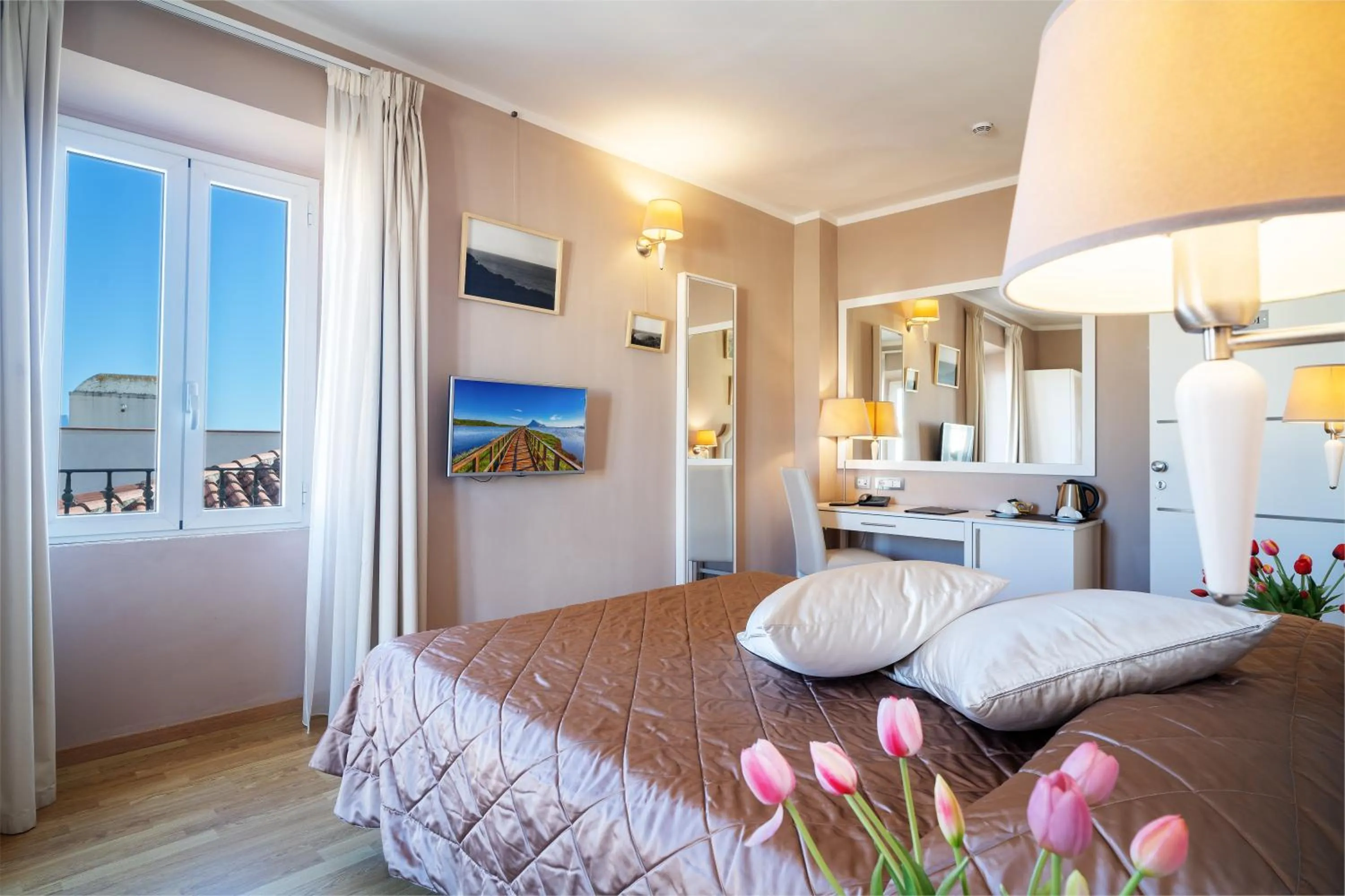 View (from property/room), Bed in Hotel Centrale