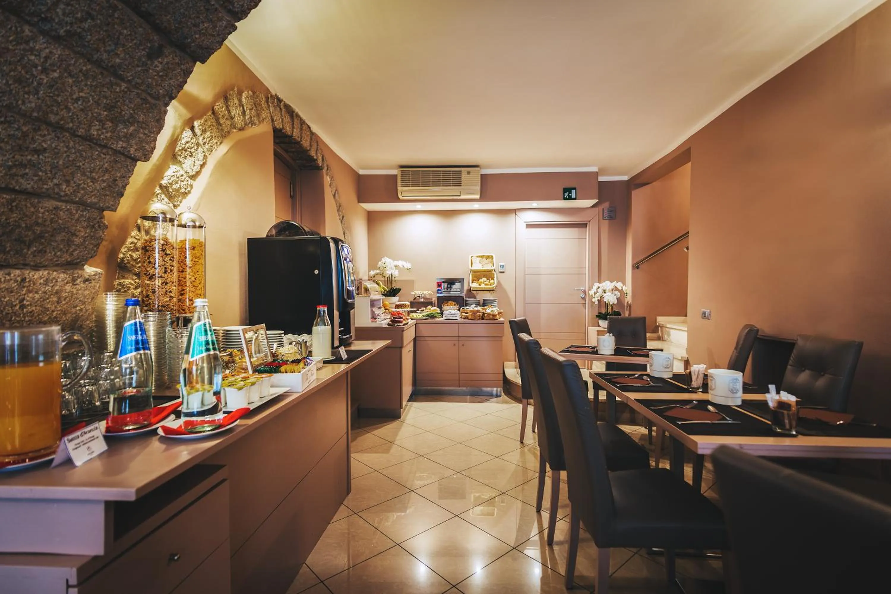 Restaurant/places to eat in Hotel Centrale